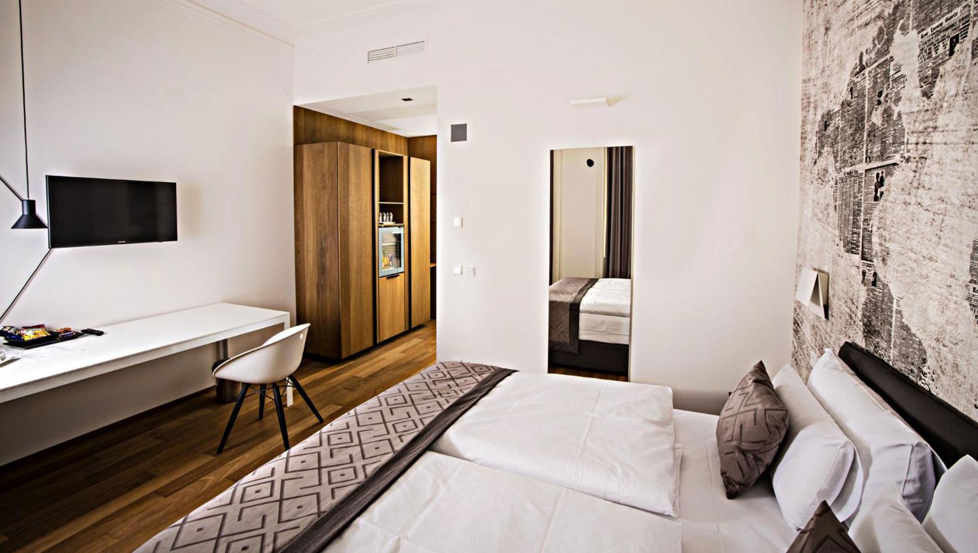 Standard Double Room thumbnail 6