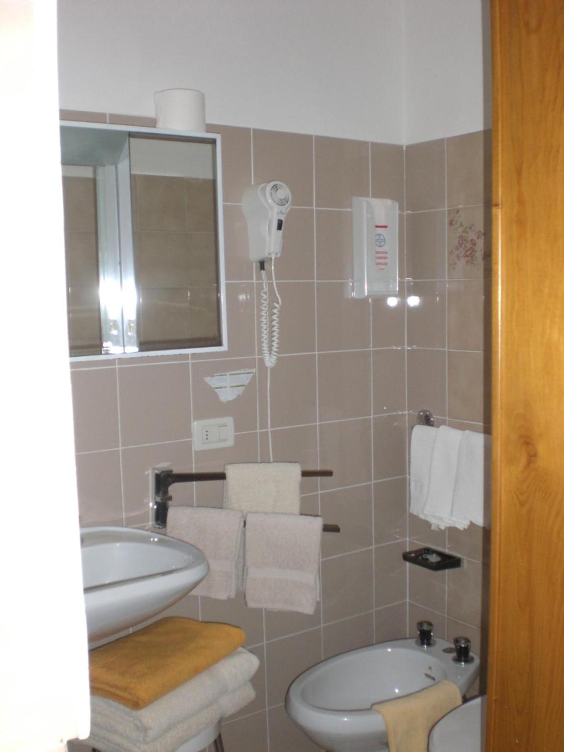 Single Room with Bathroom photo 2