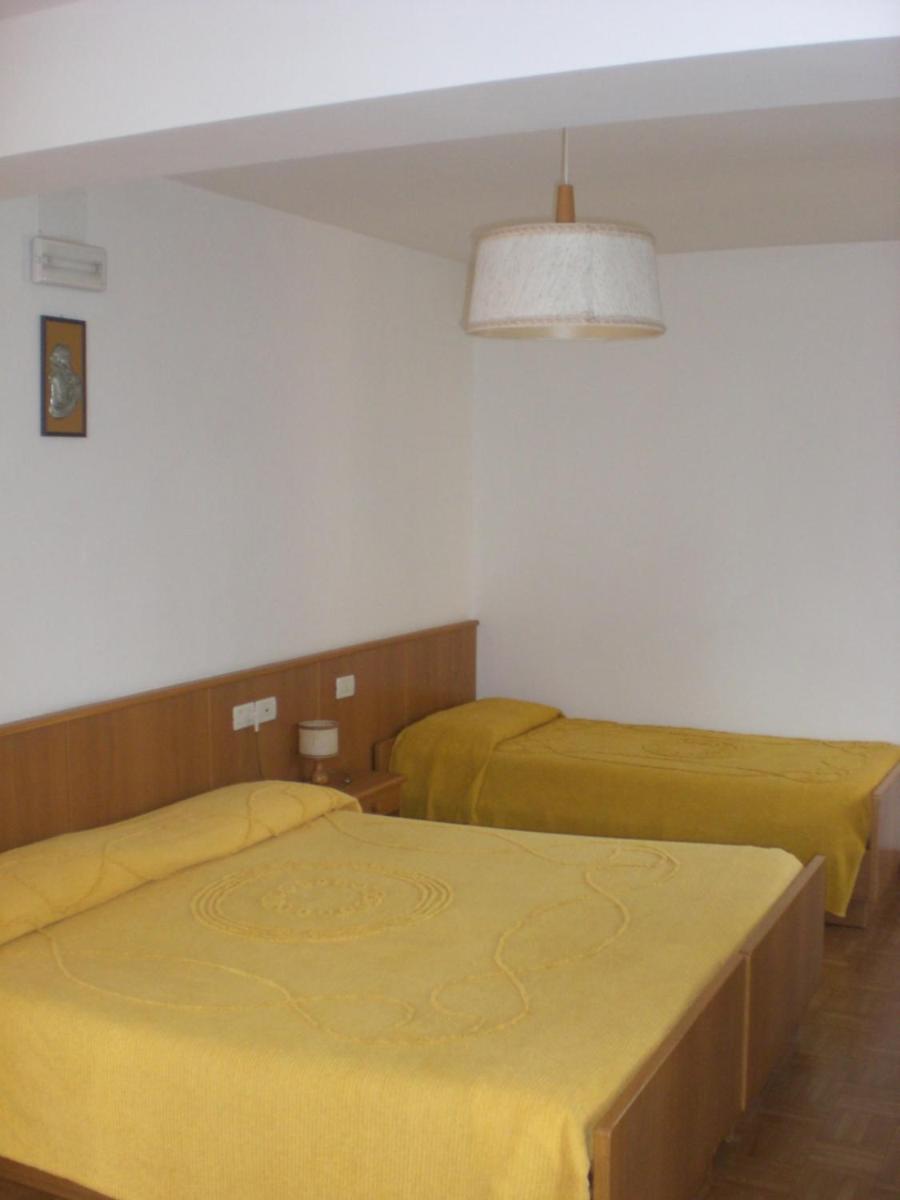 Triple Room with Private Bathroom photo 2