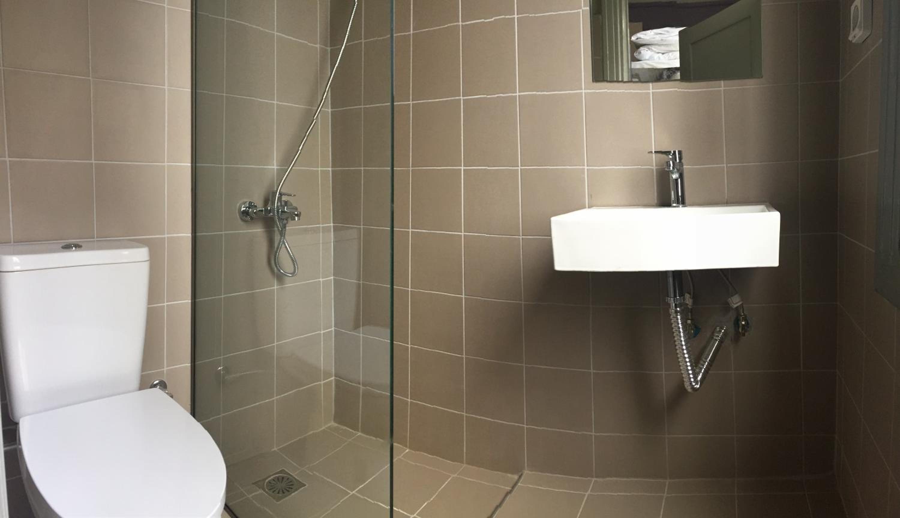 Bed in 6-Bed Female Dormitory Room with ensuite Bathroom photo 3
