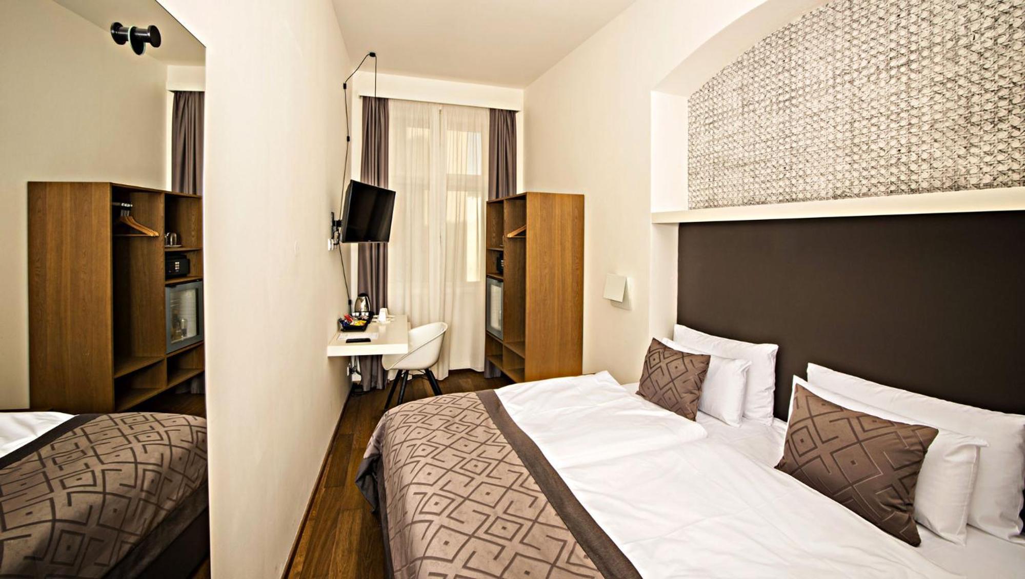 Small Double Room thumbnail 5