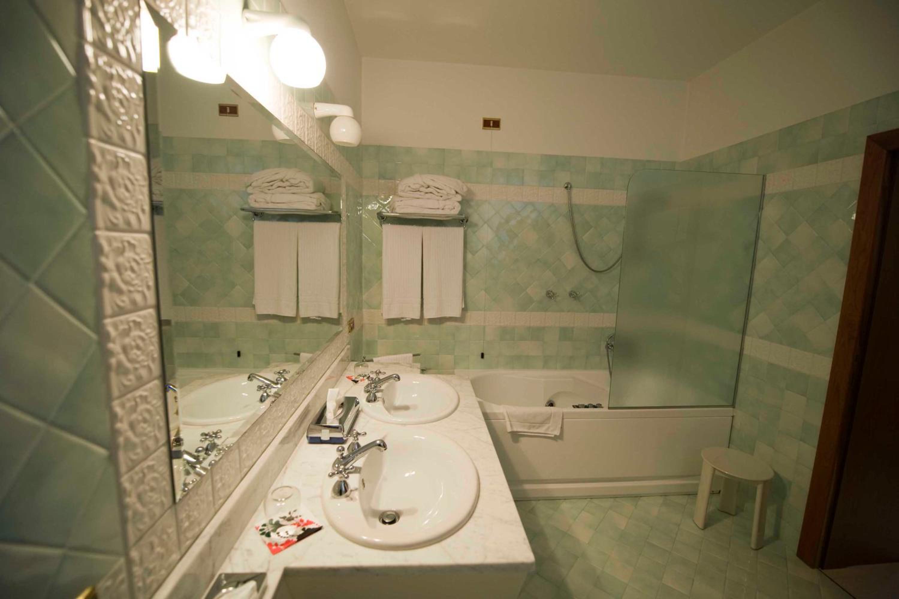Classic Double or Twin Room with Spa Bath  photo 3