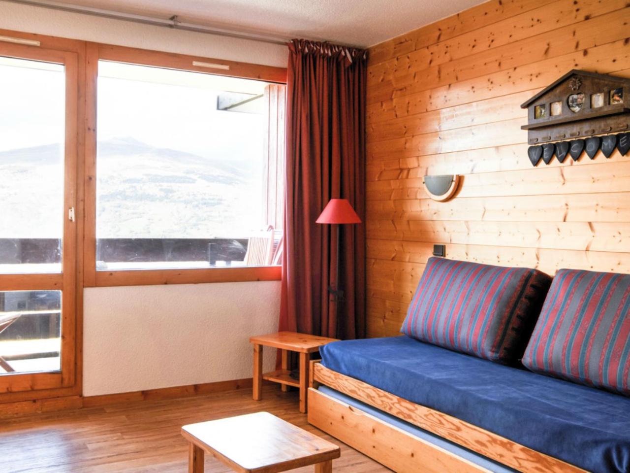 Select One-Bedroom Apartment (5 People)