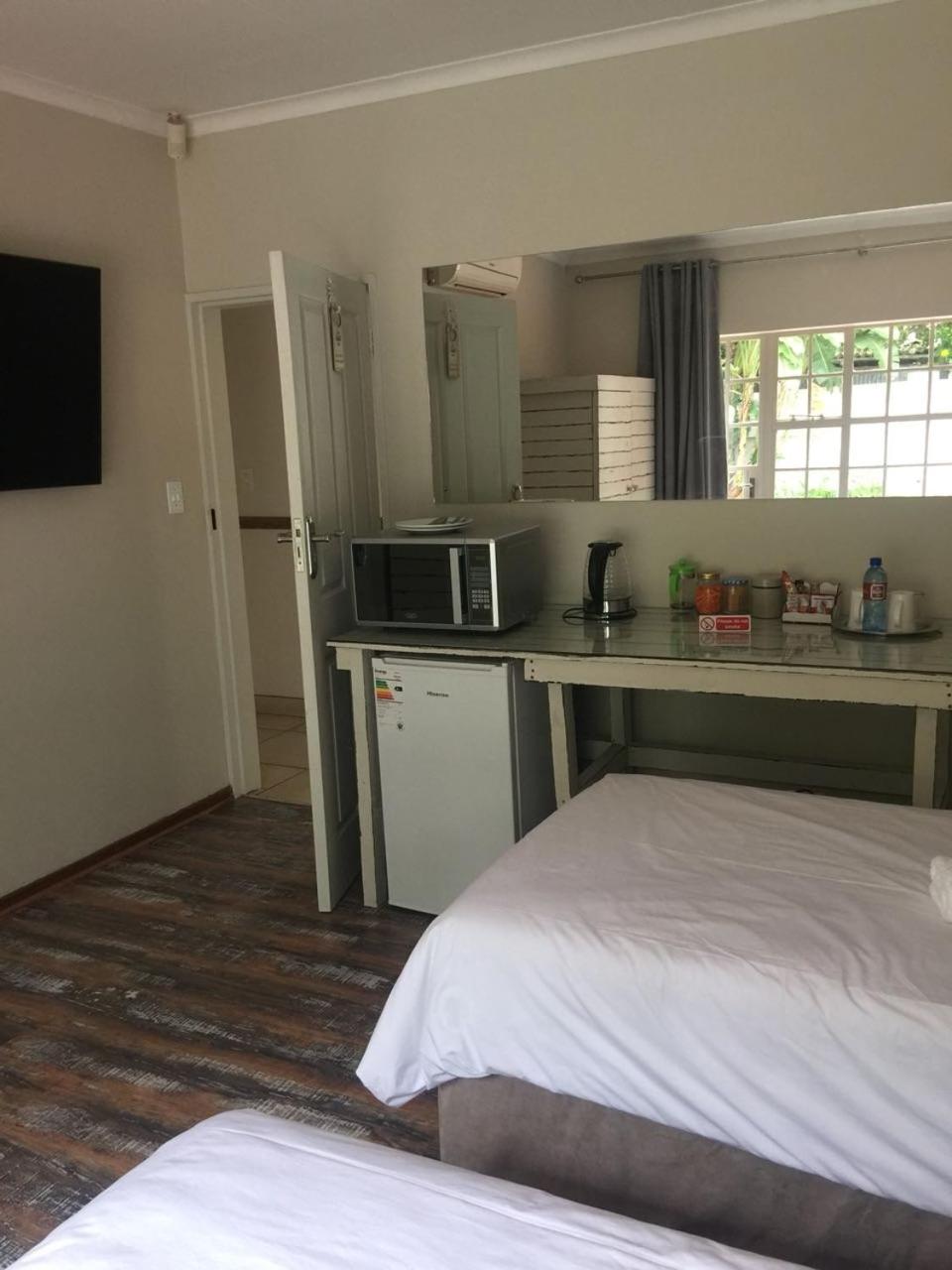 Twin Room - Photo 2