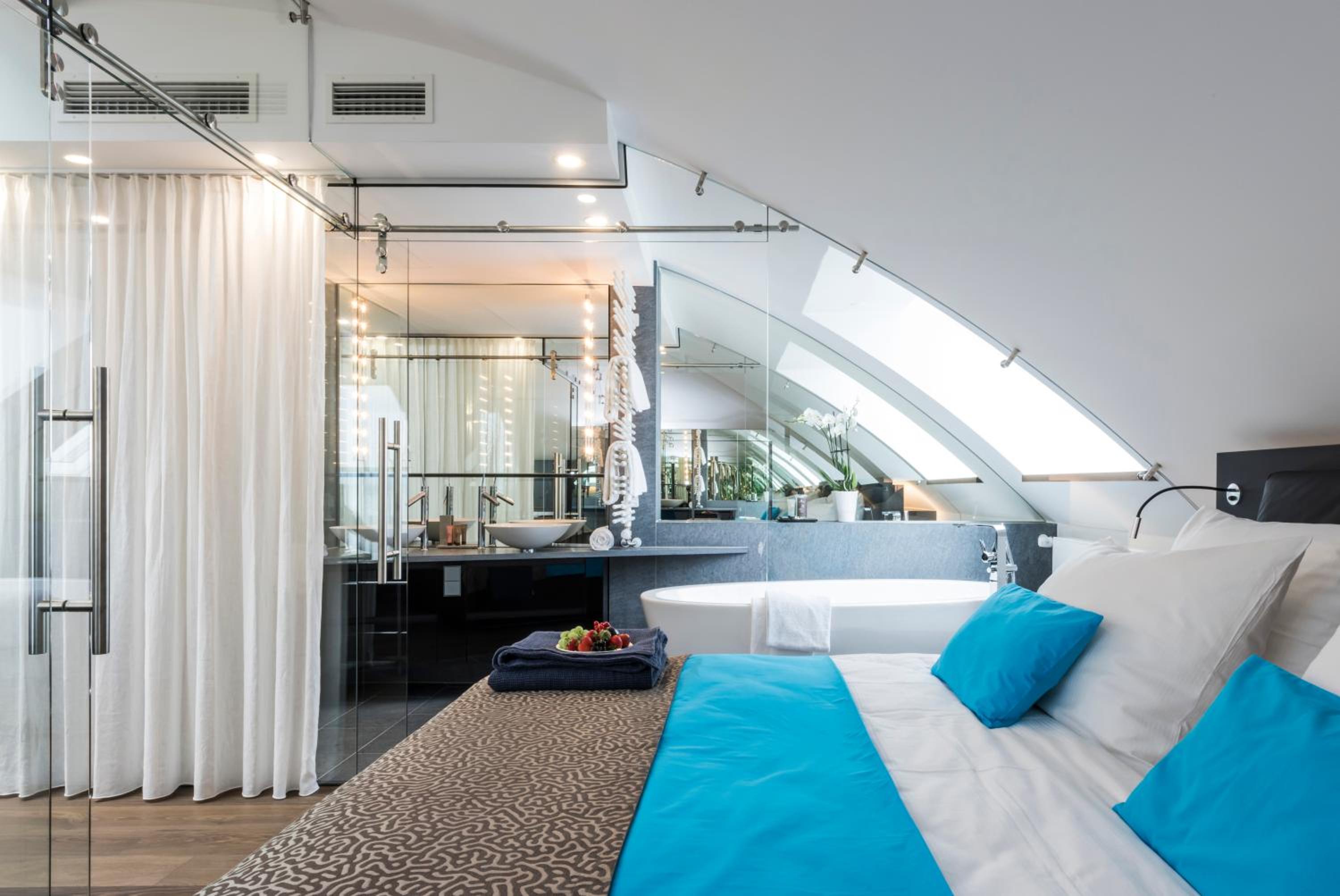 Suite with Lake View - Photo 2