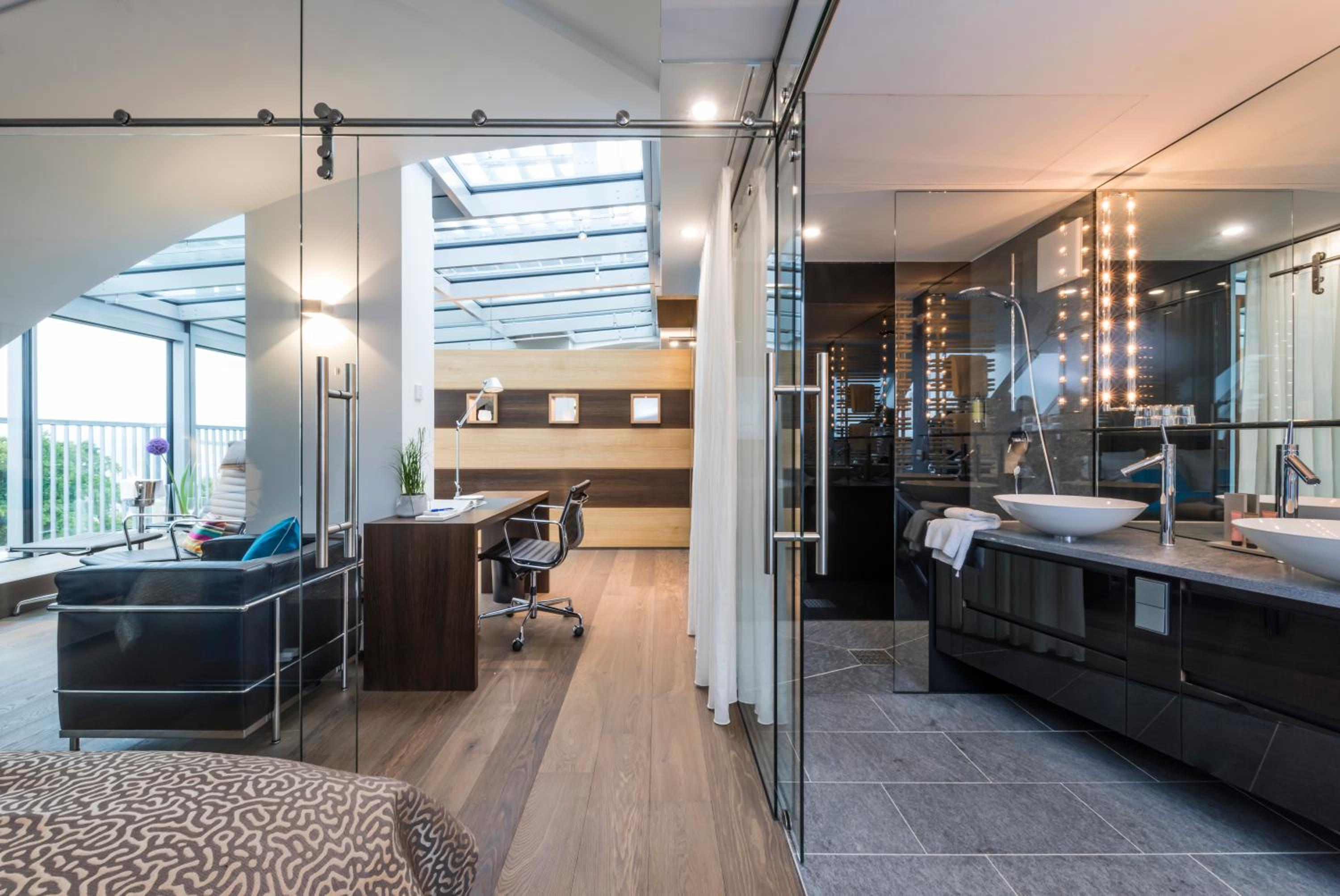 Suite with Lake View - Photo 3