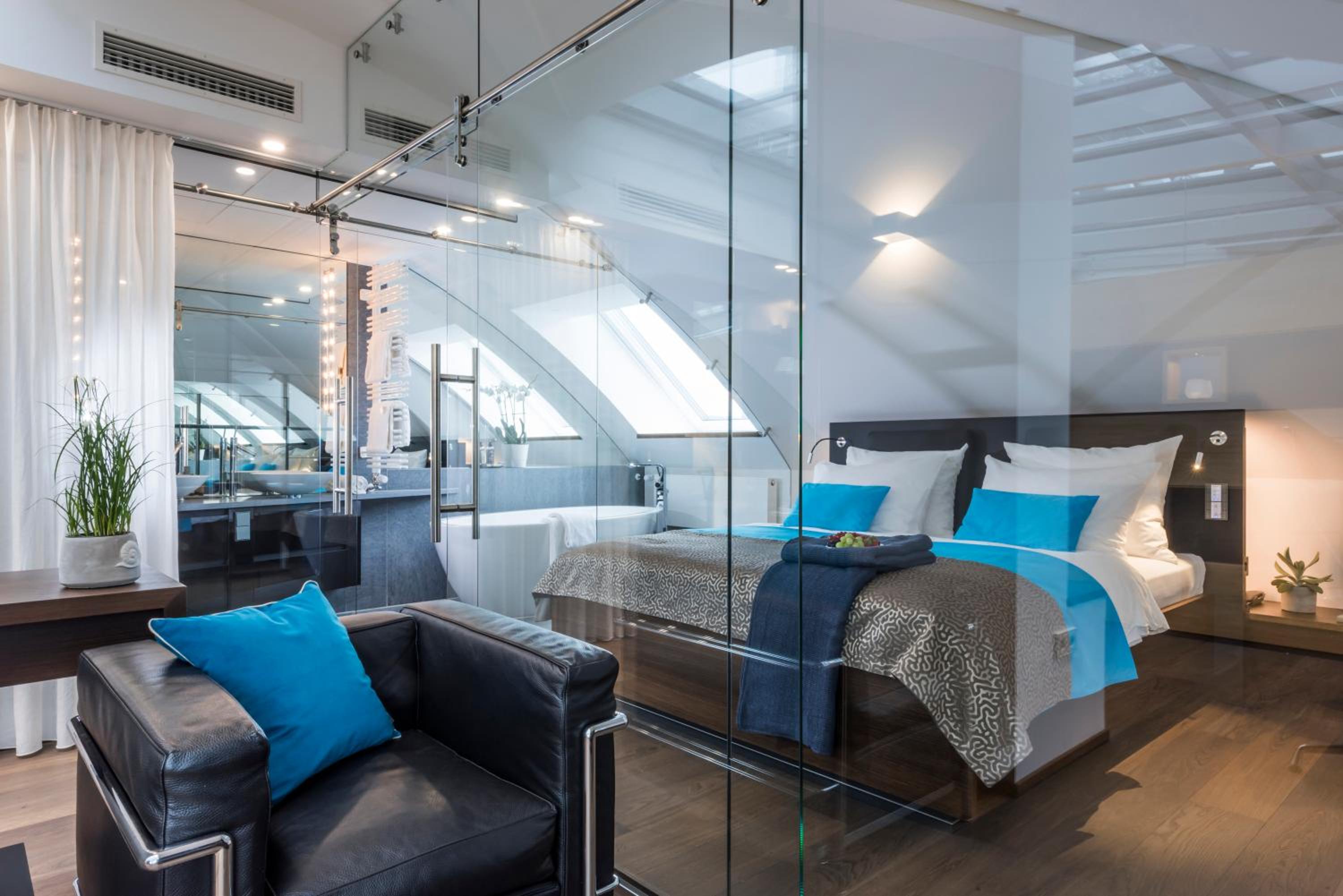 Suite with Lake View - Photo 1