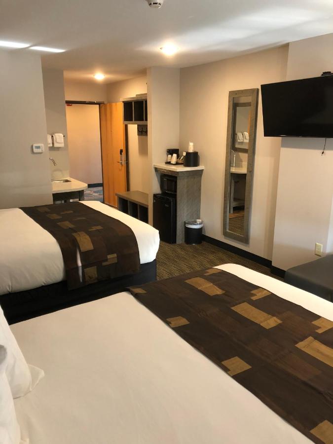 Deluxe queen room with 2 queen beds