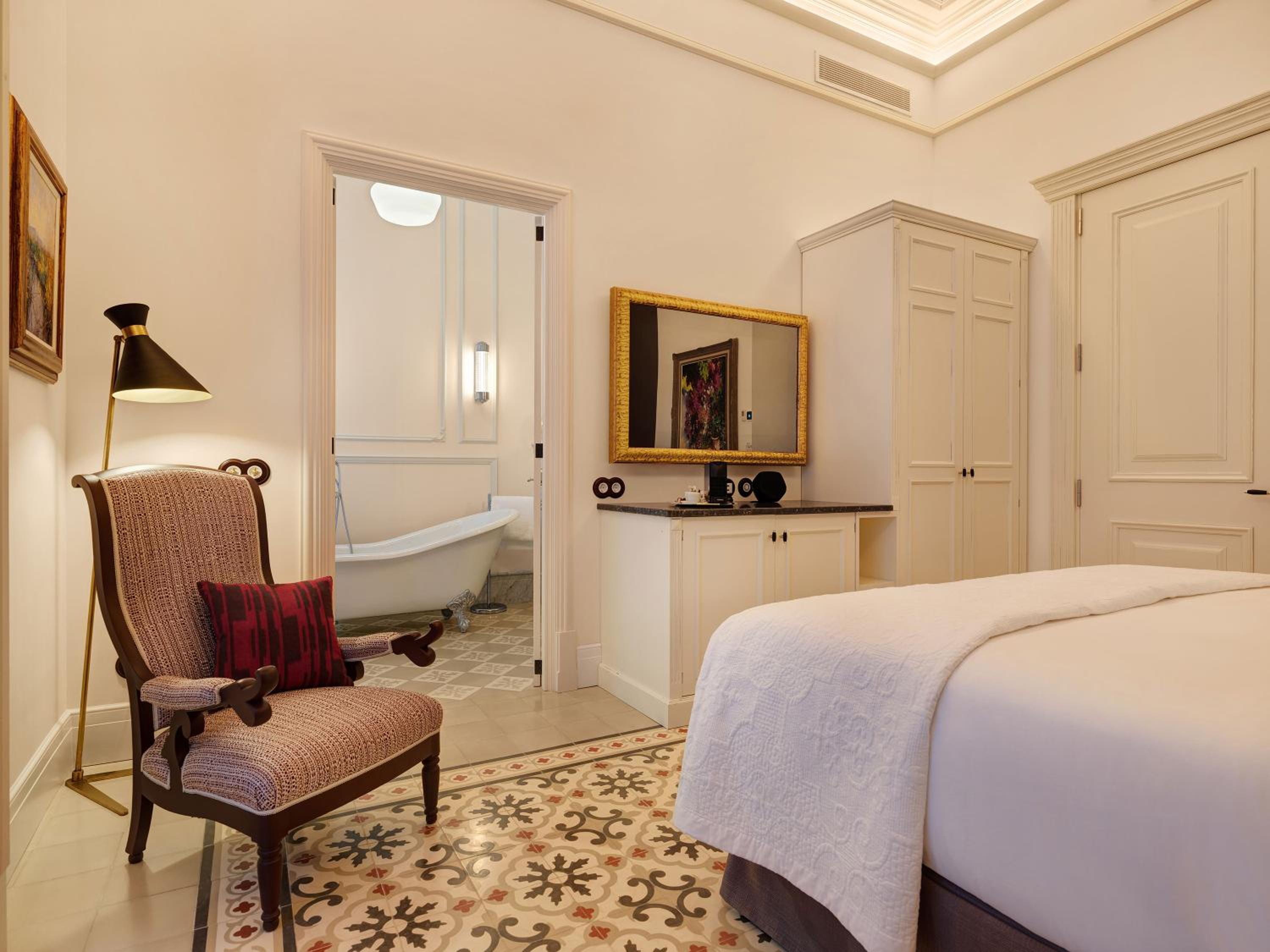 Superior Junior Suite with Spa Access thumbnail 5