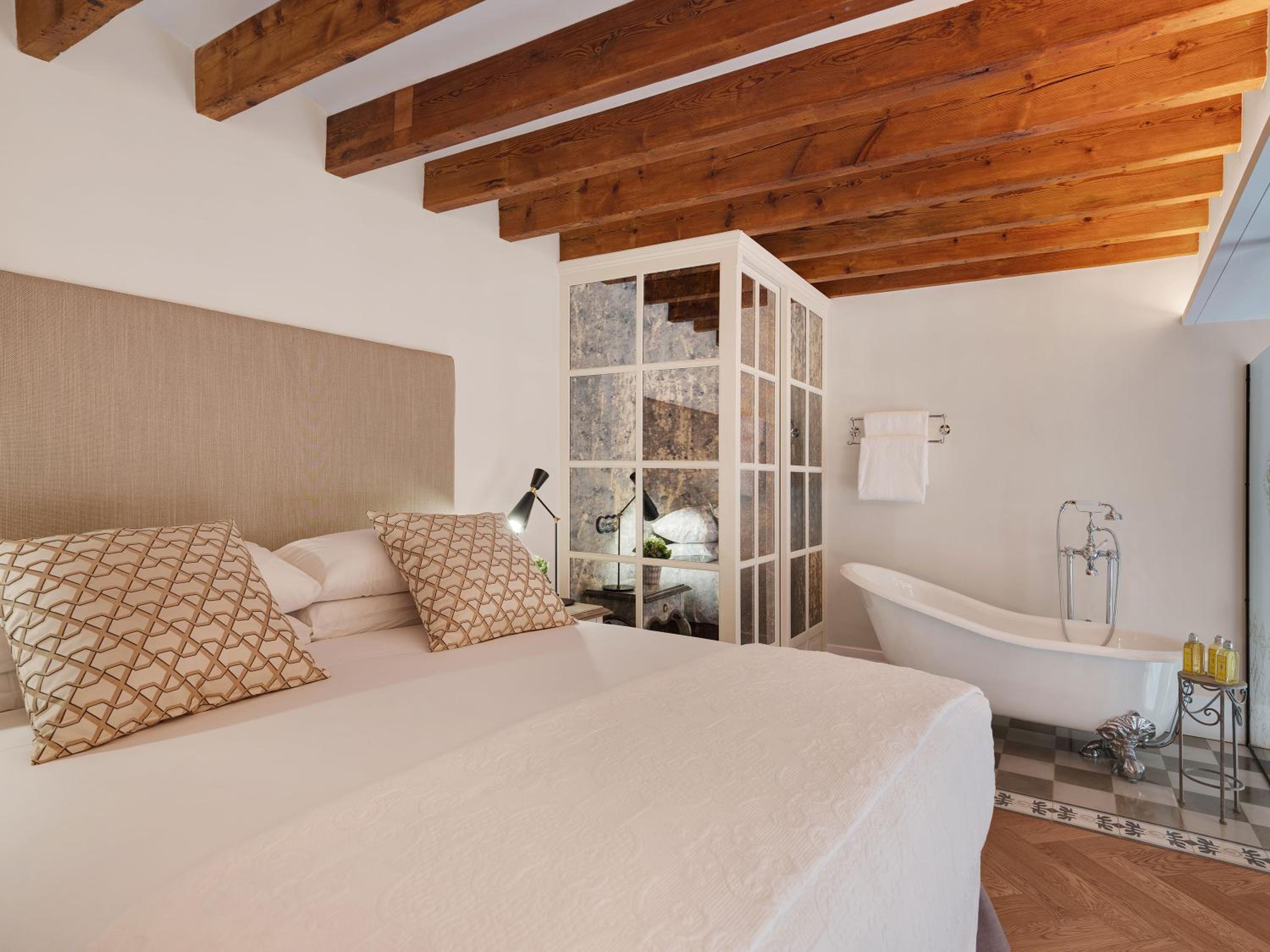 Duplex Suite with Spa Access thumbnail 5