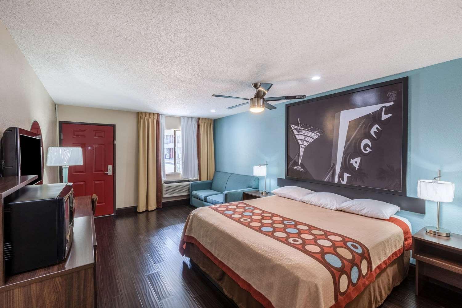 King Room - Non-Smoking - Photo 4