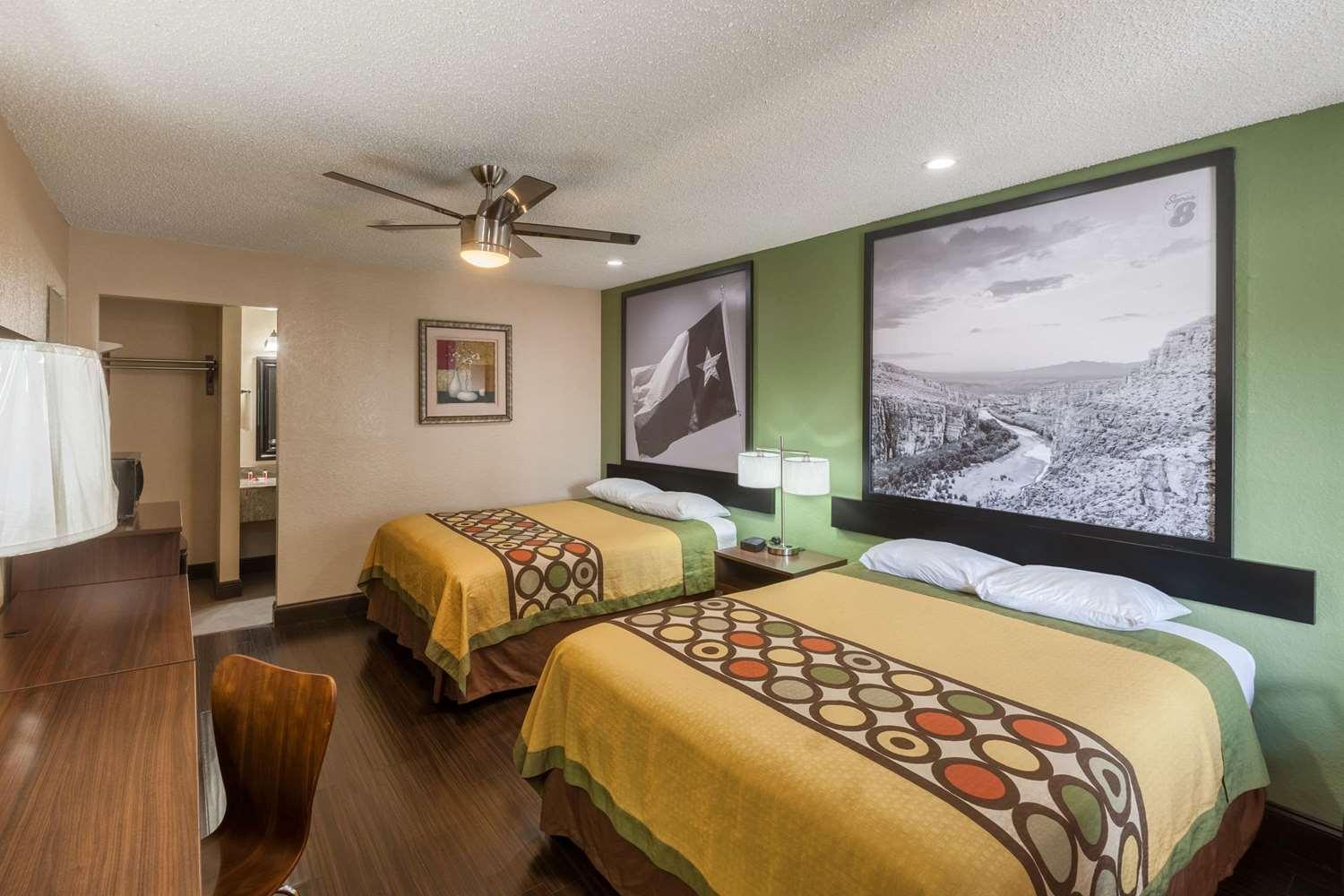 Queen Room with Two Queen Beds - Non-Smoking - Photo 3
