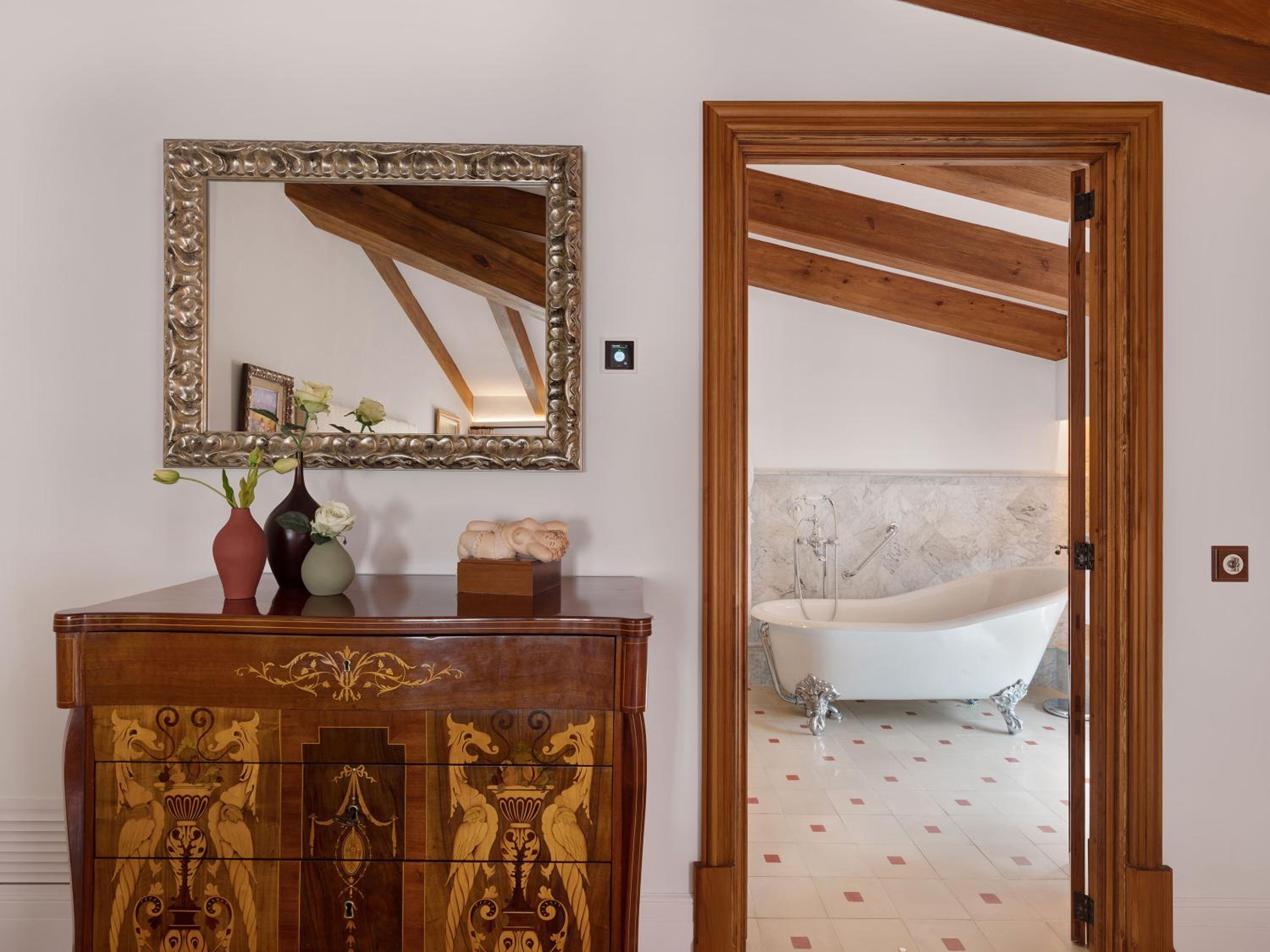 Superior Junior Suite with Spa Access thumbnail 5