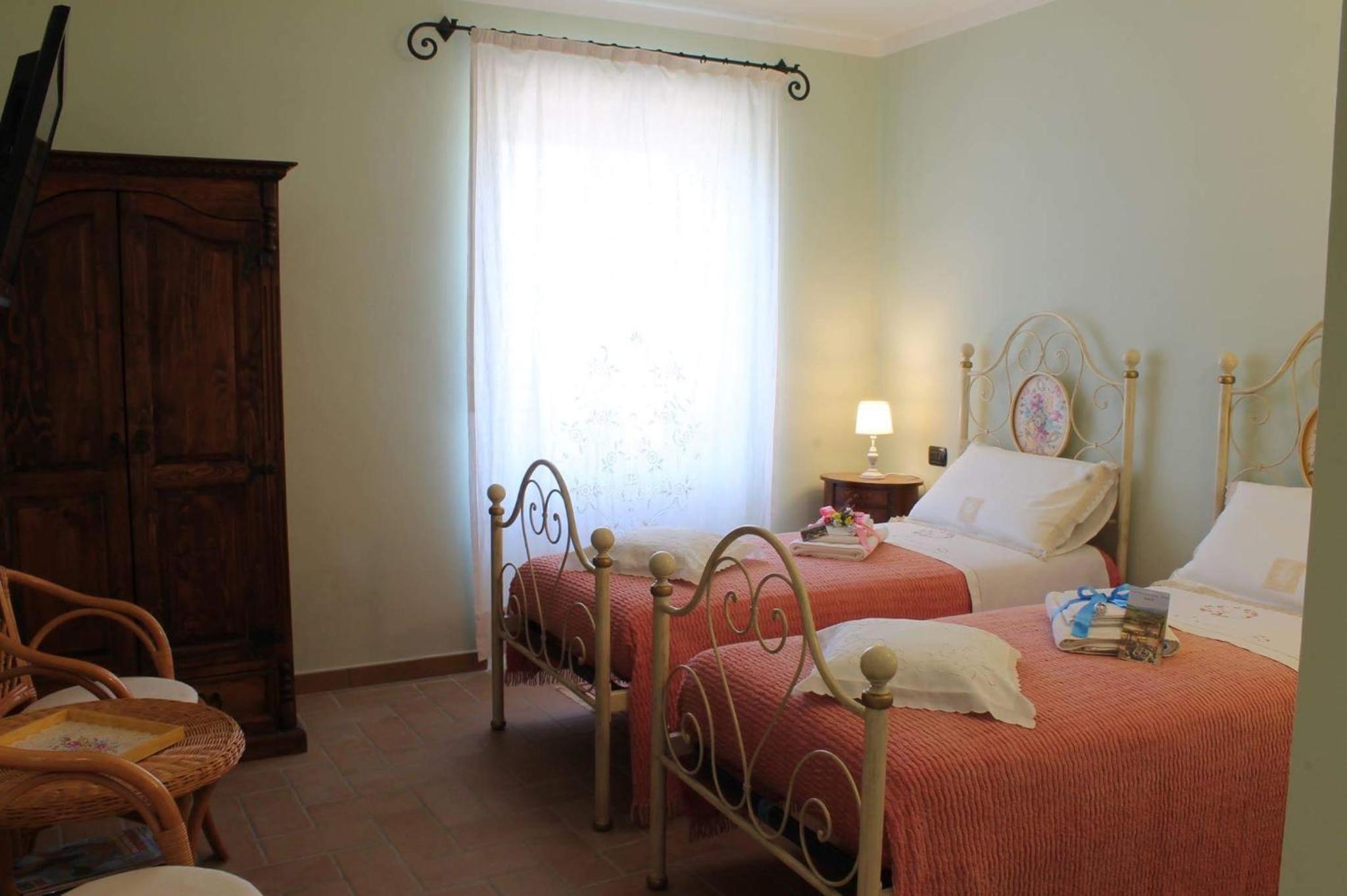 Twin Room with Private Bathroom photo 3
