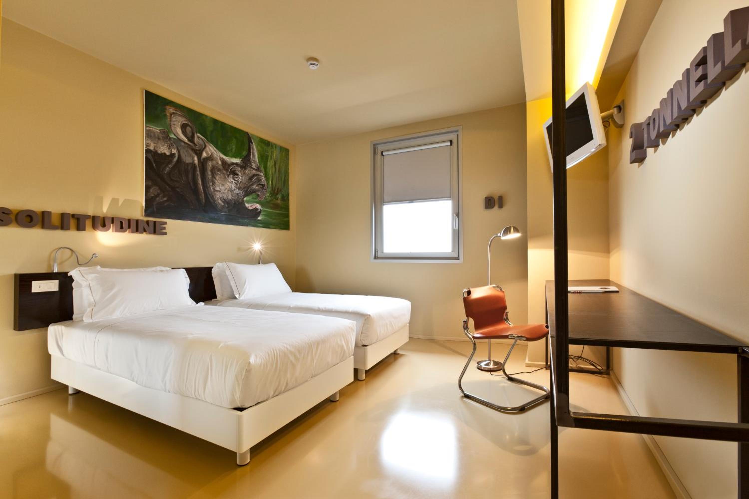 Standard Twin Room - Photo 10