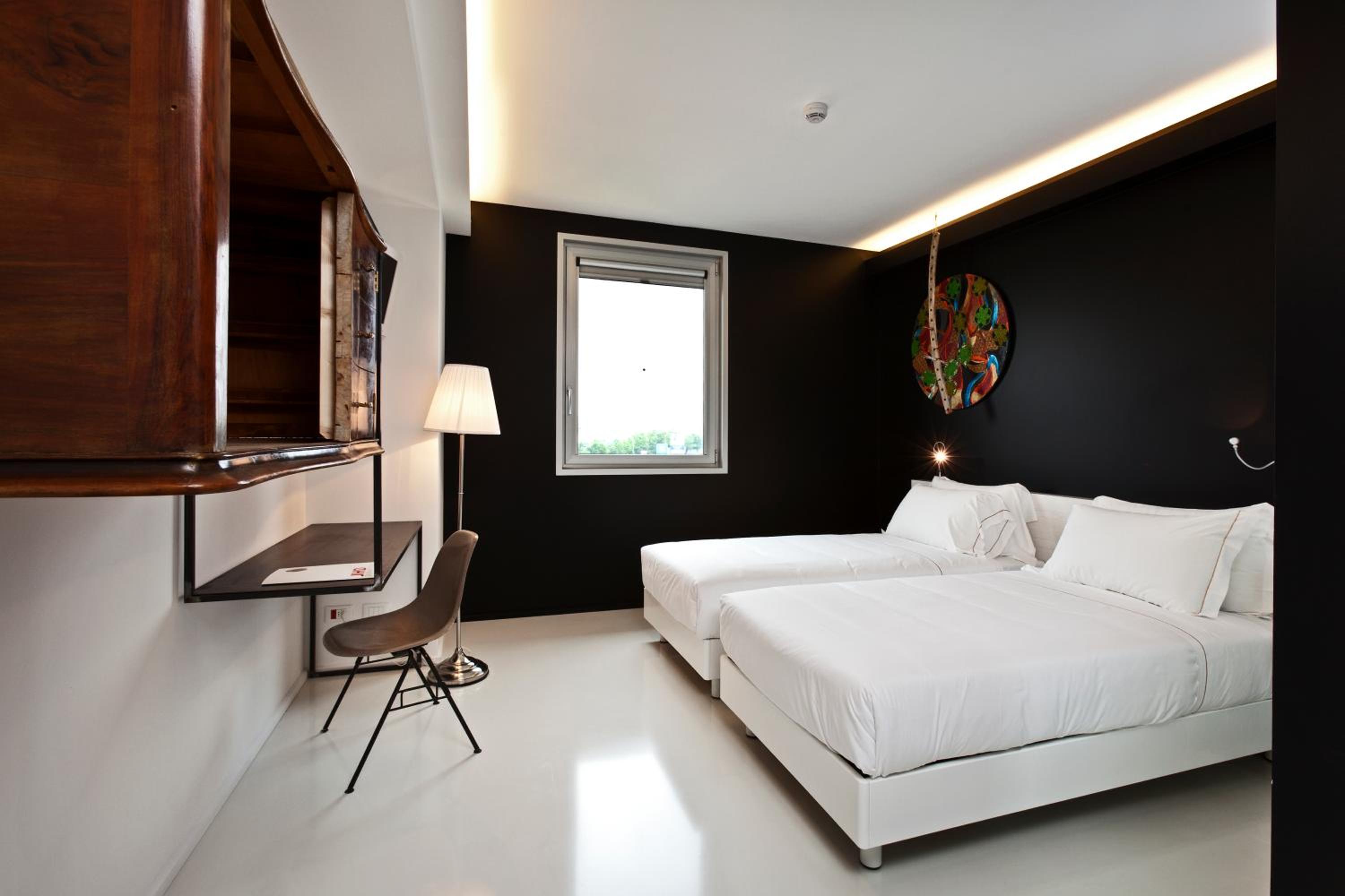 Standard Twin Room - Photo 1