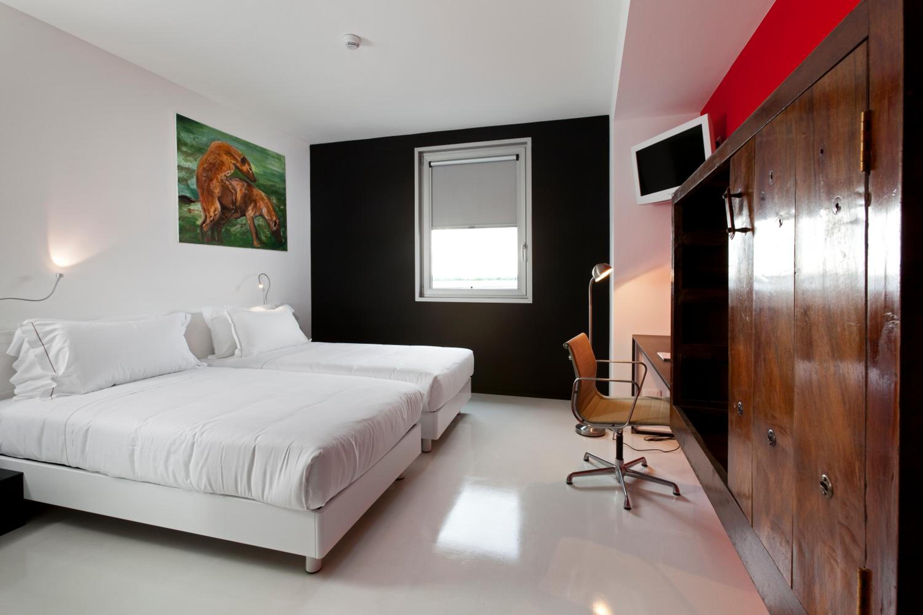 Large Standard King Room - Photo 2