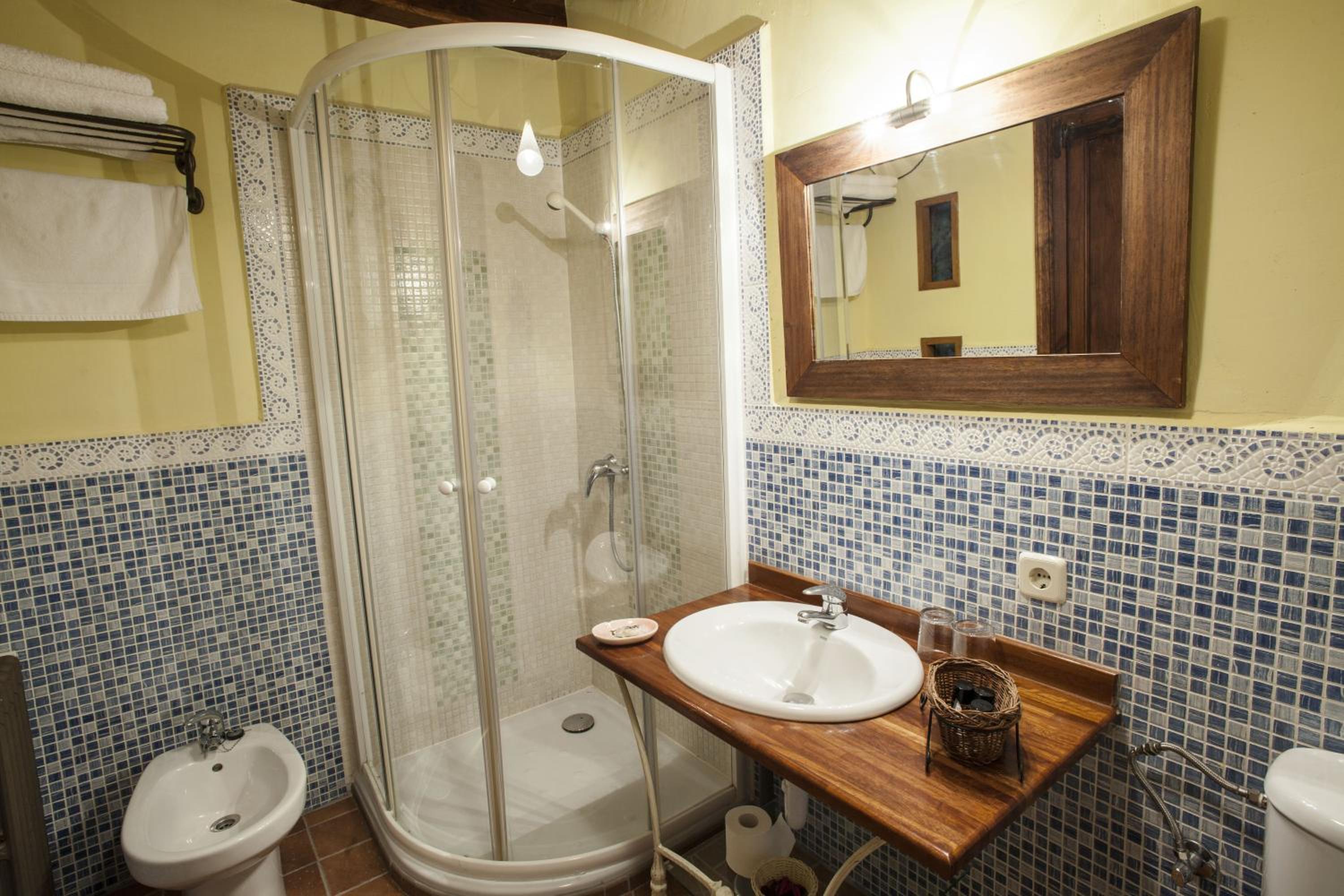 Standard Twin Room - Photo 2