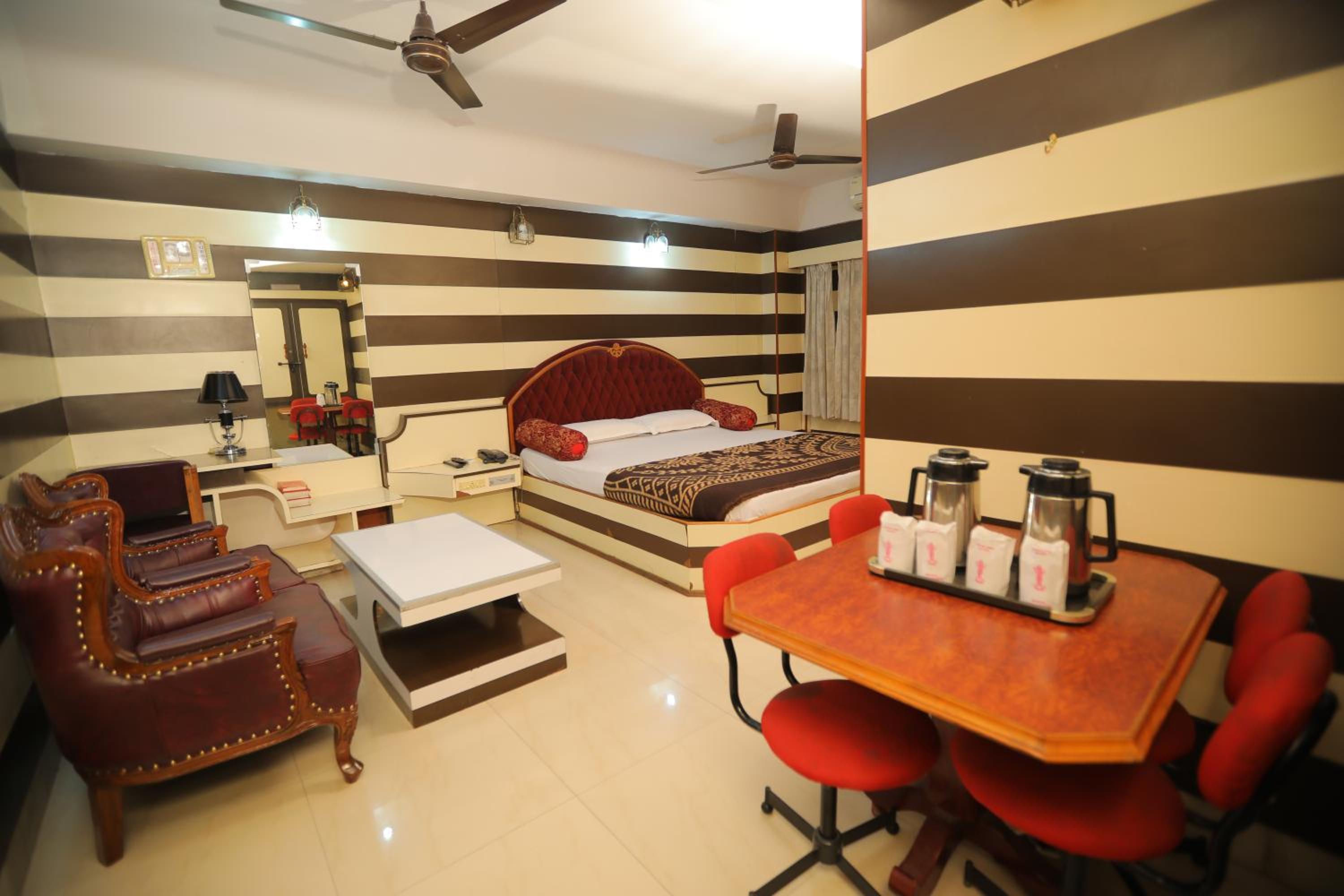 Suite - Photo 1