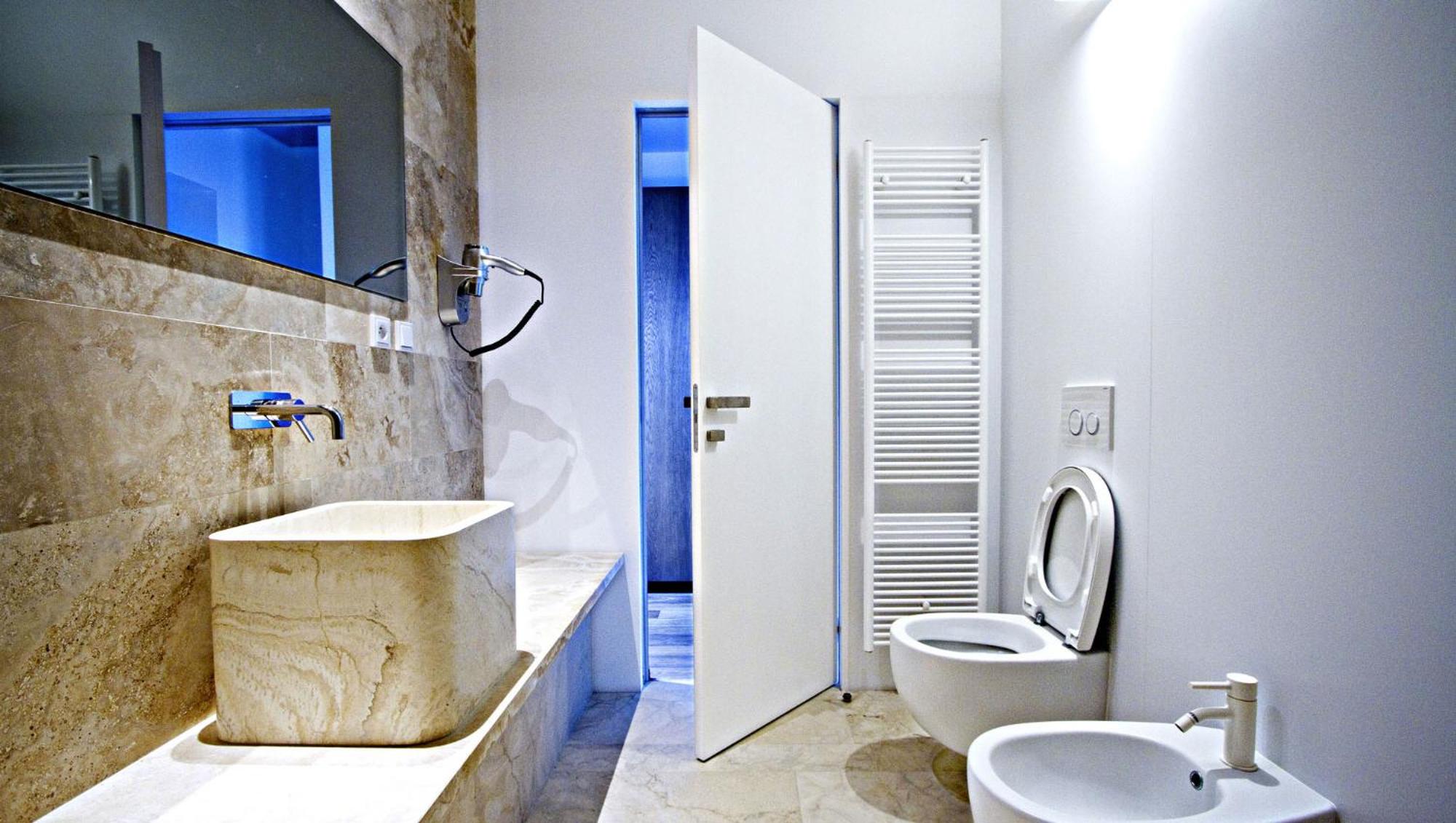 Superior Double or Twin Room with Square View thumbnail 5