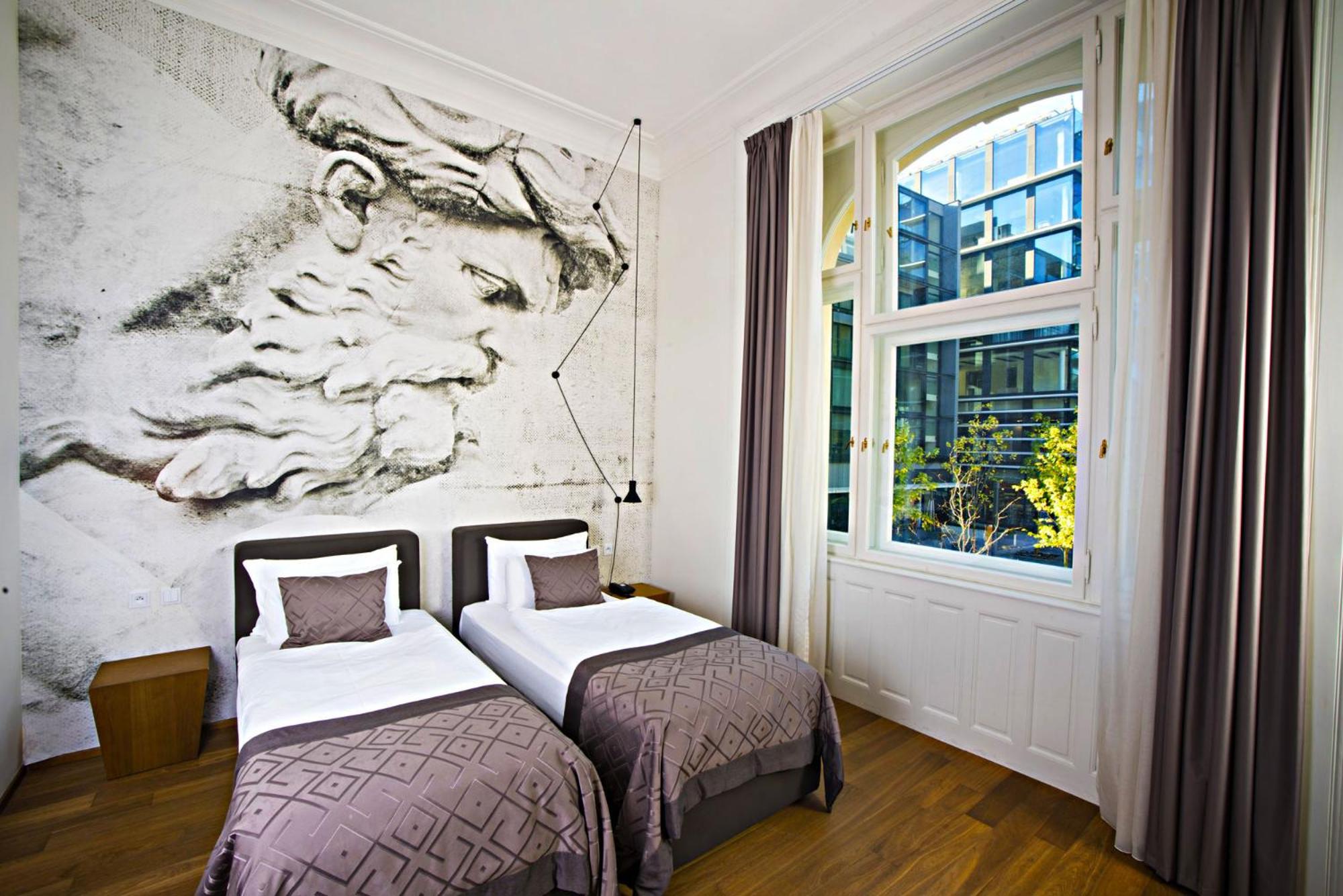 Superior Double or Twin Room with Square View thumbnail 5