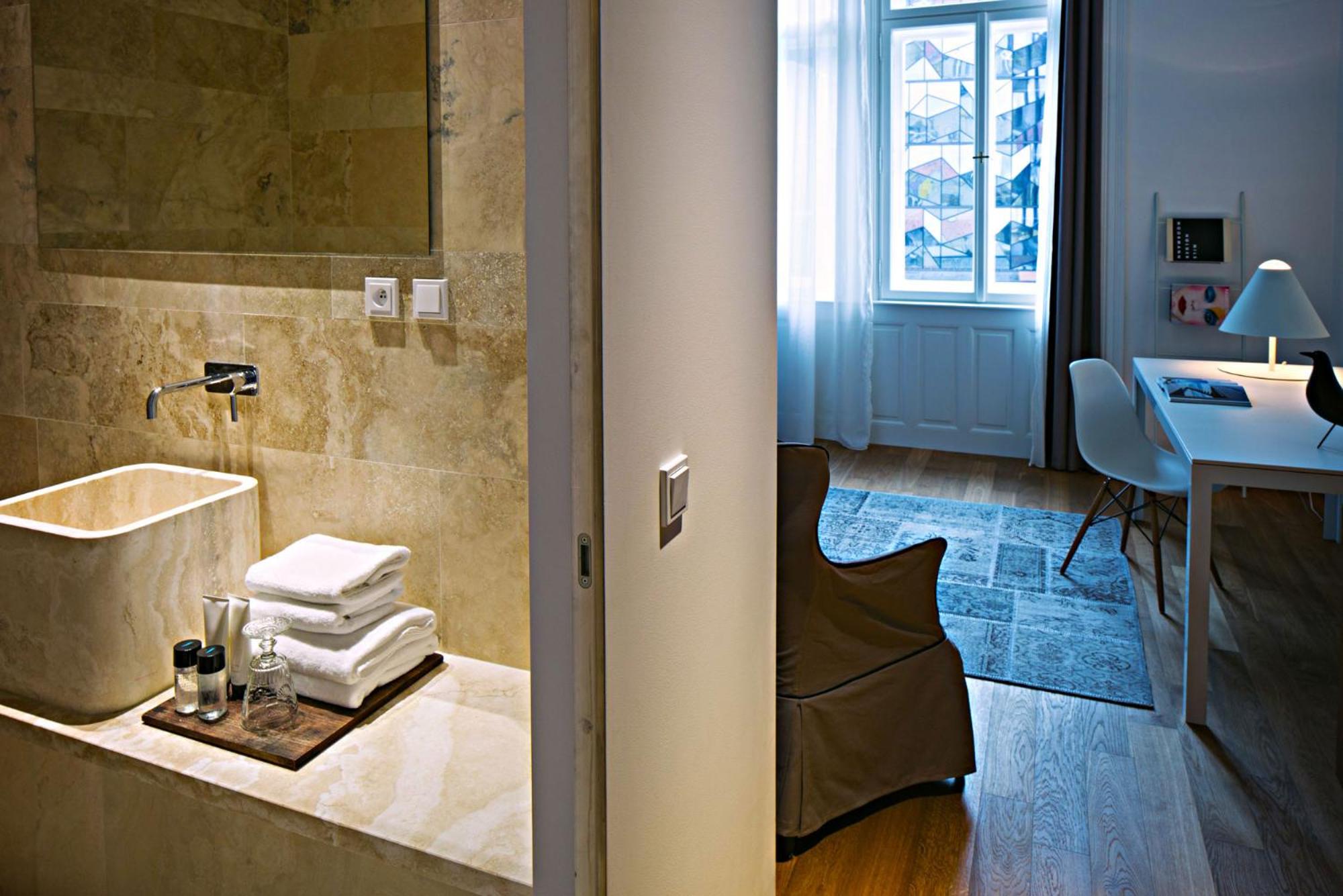 Superior Double or Twin Room with Square View thumbnail 6