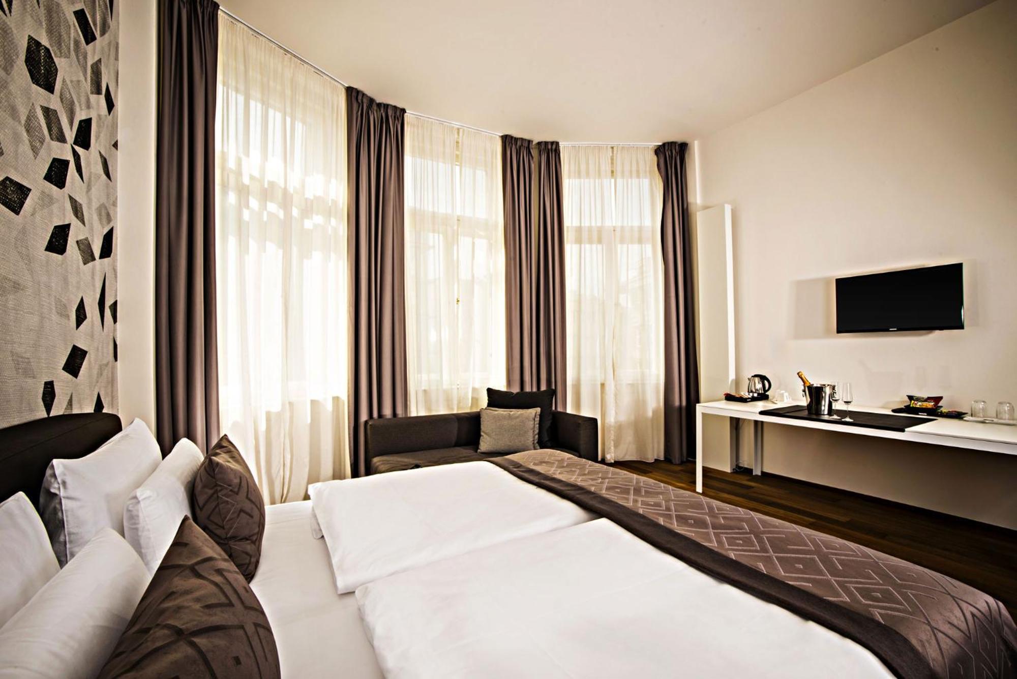 Superior Double or Twin Room with Square View