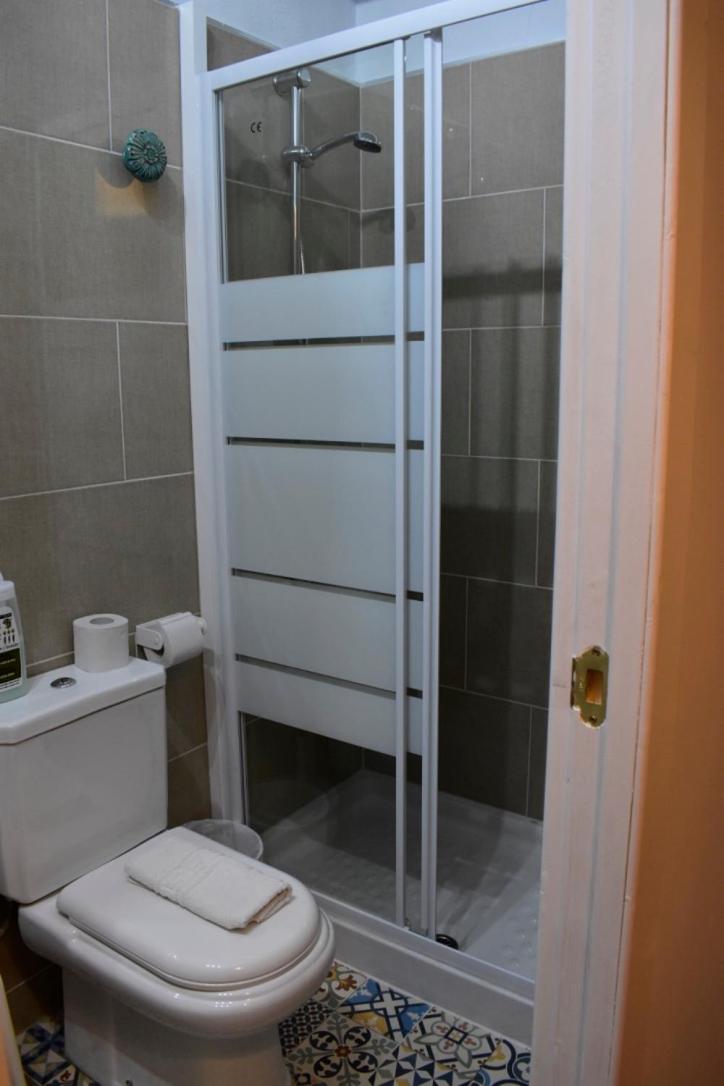 Triple Room with Private Bathroom - Photo 11
