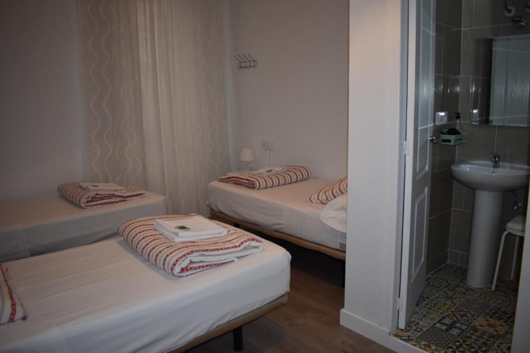 Triple Room with Private Bathroom - Photo 9