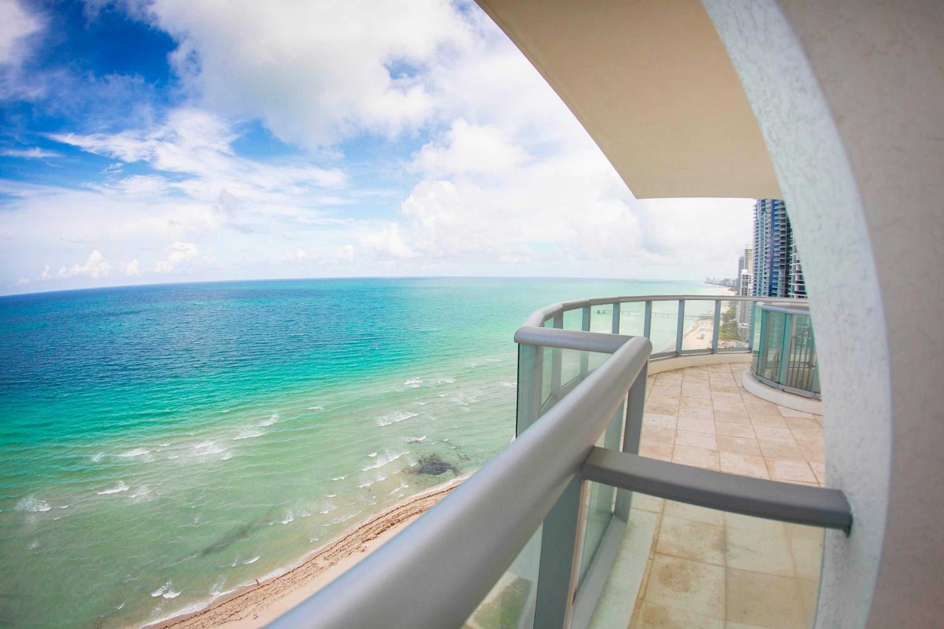One-Bedroom Ocean Front Suite - Photo 3