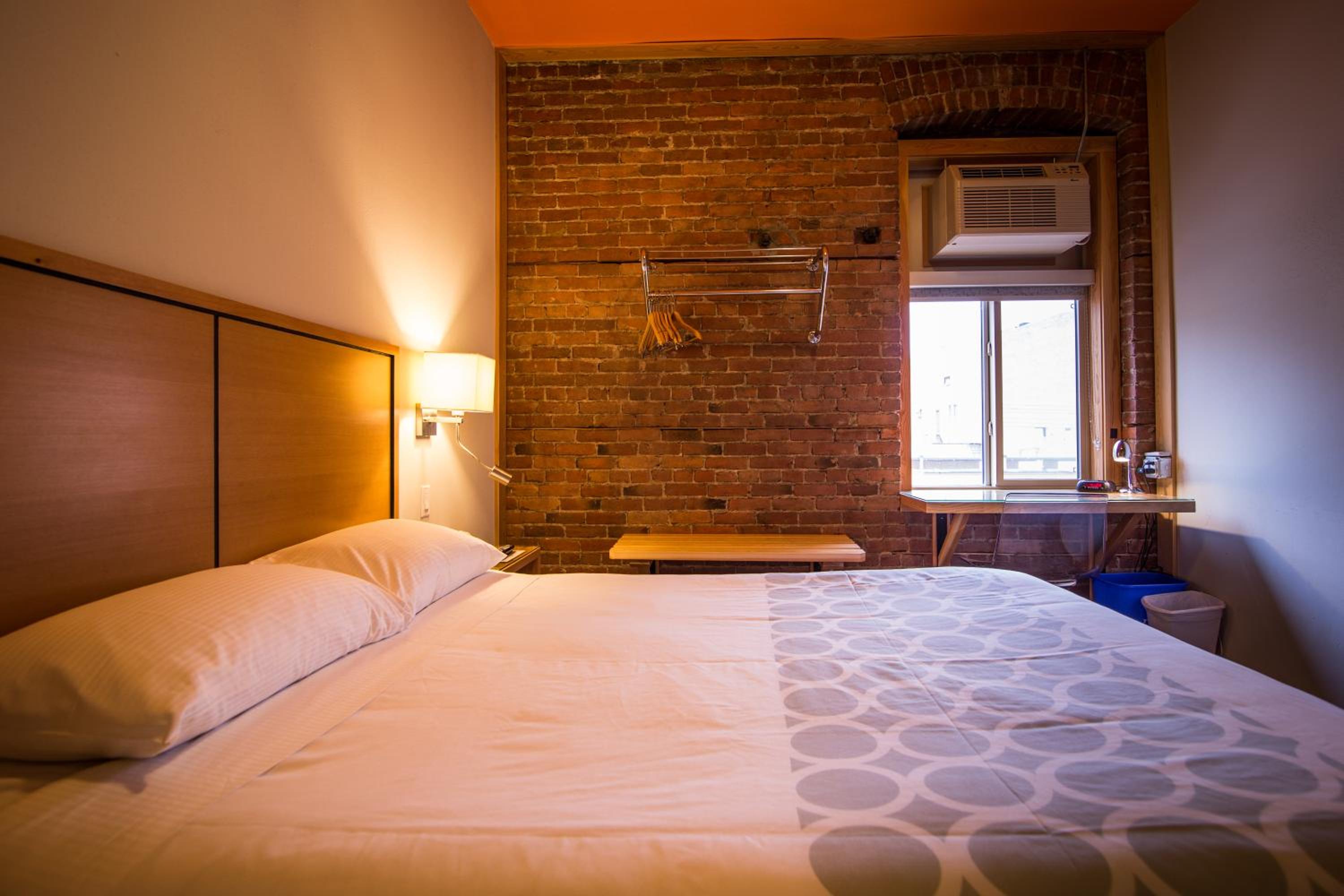 Economy Queen Room photo 3