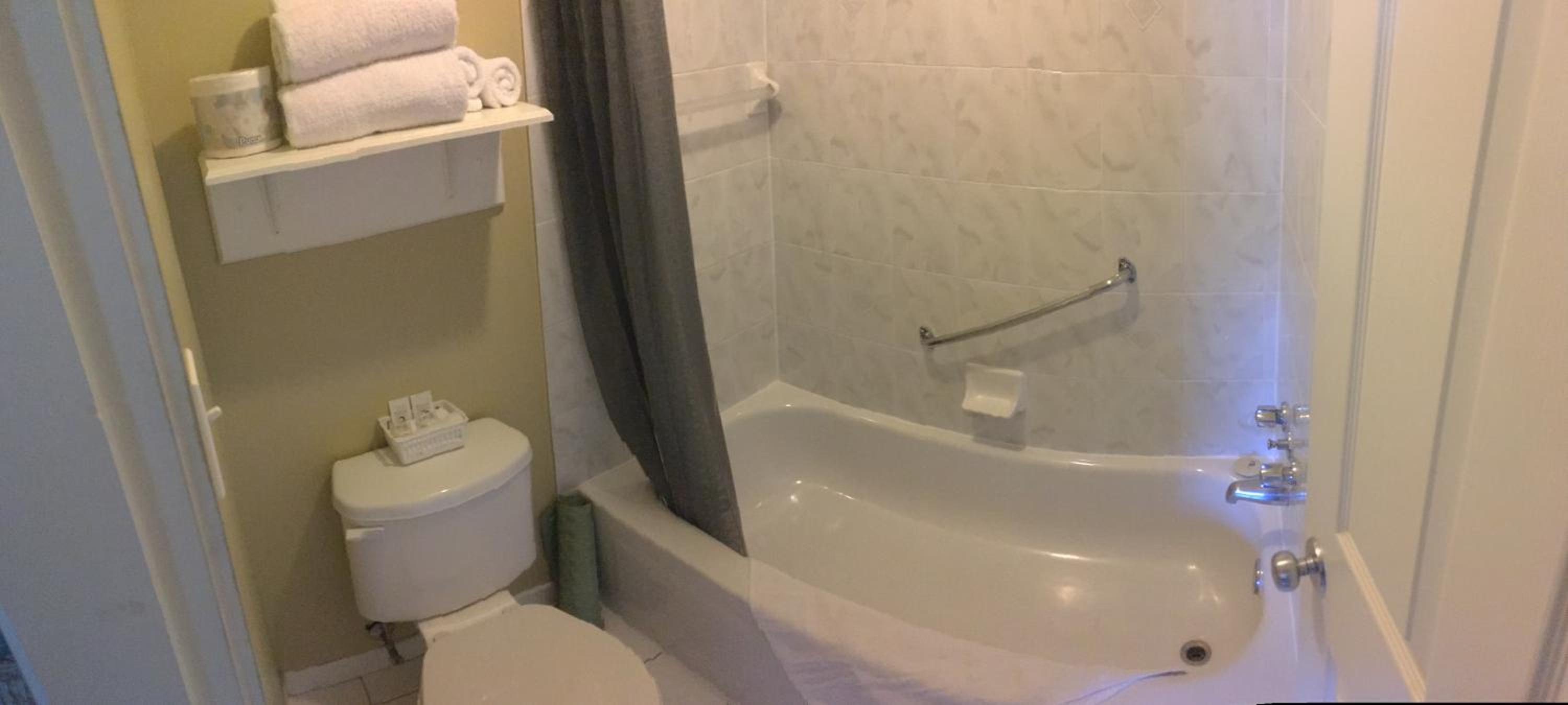 Quadruple Room with Private Bathroom - Photo 3