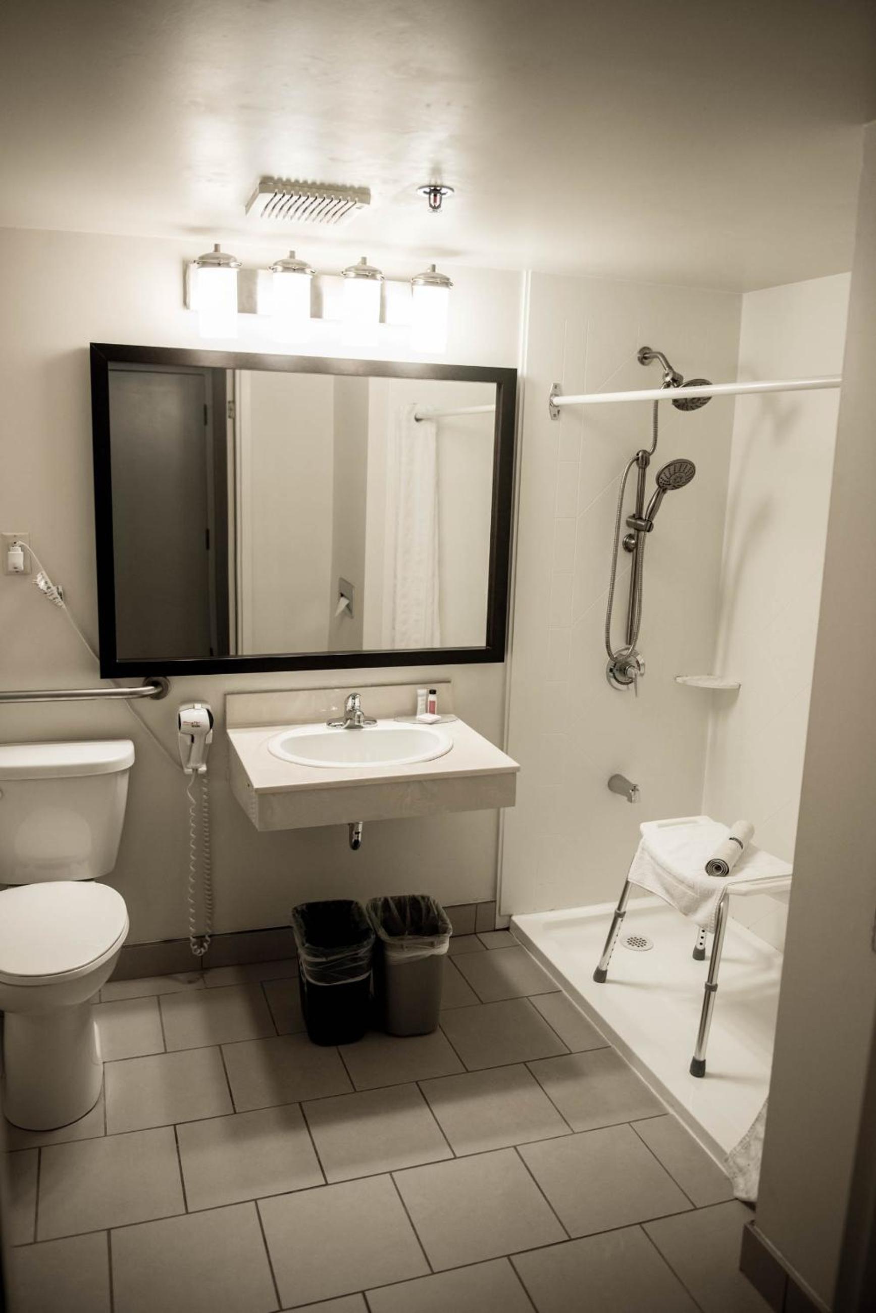 King Room on Thrid Floor - Accessible - Non-Smoking - Photo 2