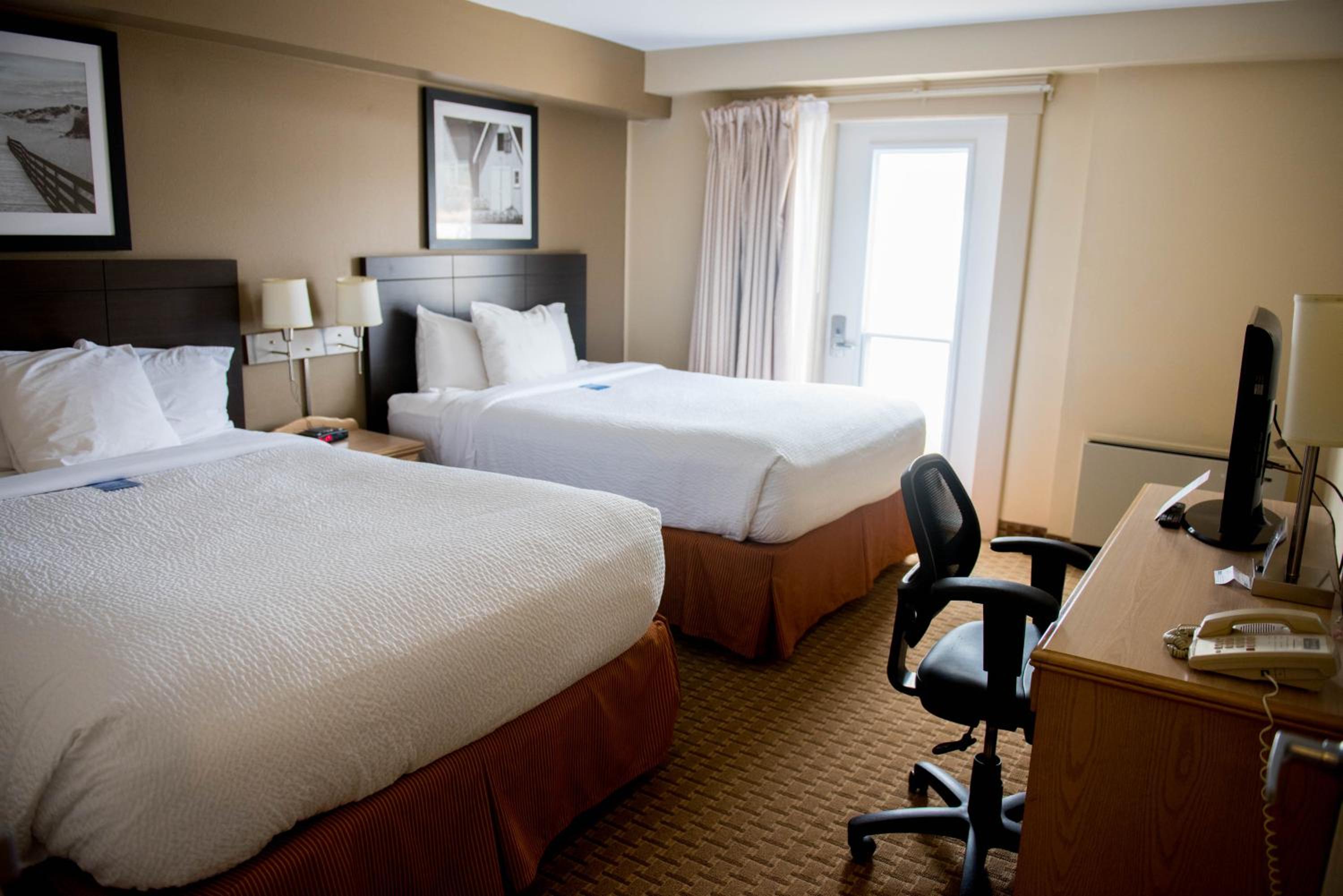 Queen Room with Two Queen Beds - Non-Smoking - Photo 2