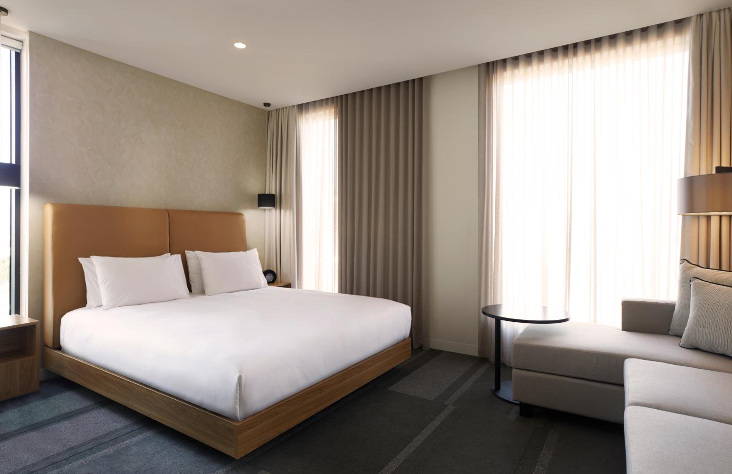 Connecting Room with One King Bed and Two Queen Beds thumbnail 5