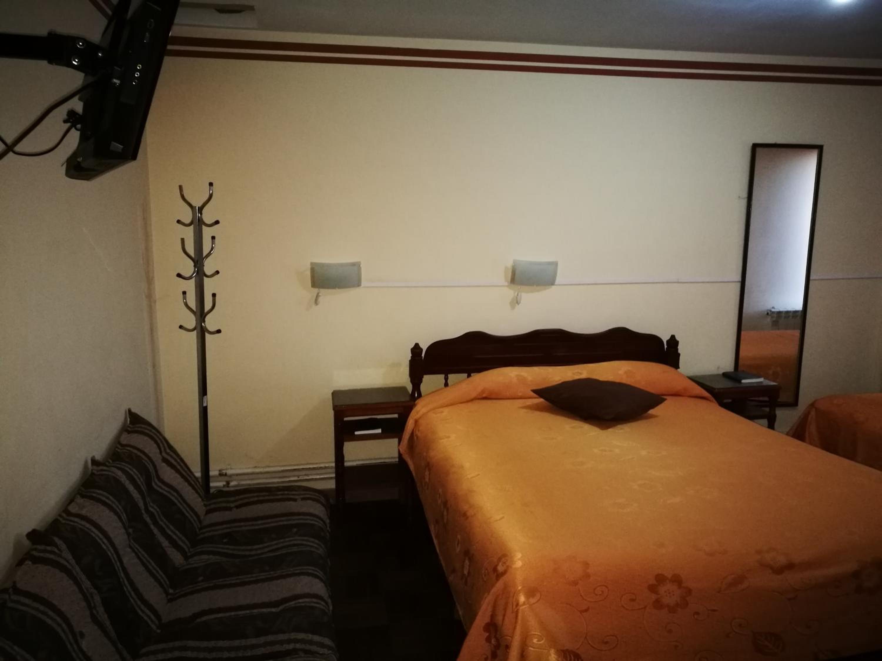 Queen Room with Shared Bathroom photo 2