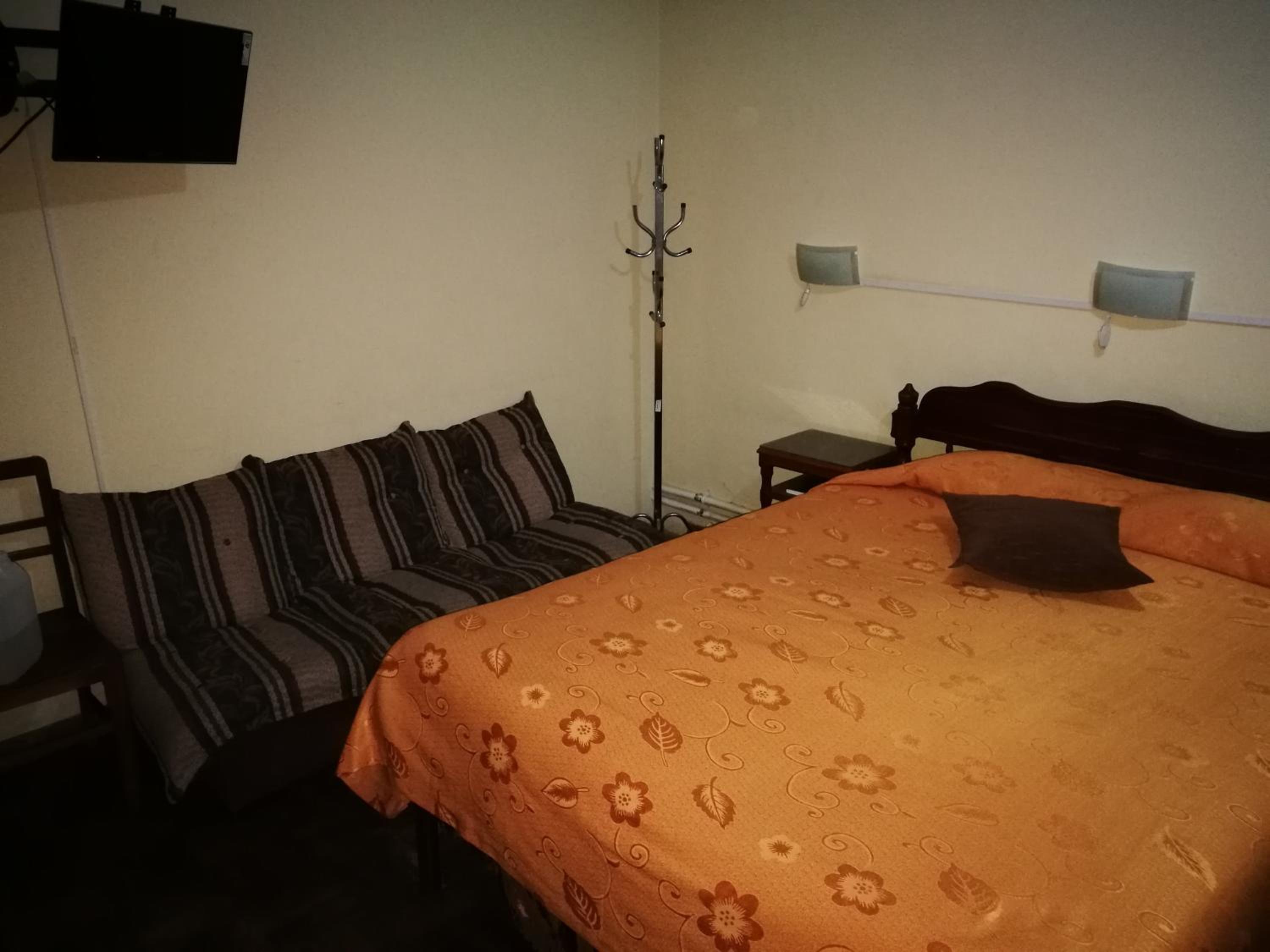 Queen Room with Shared Bathroom photo 3