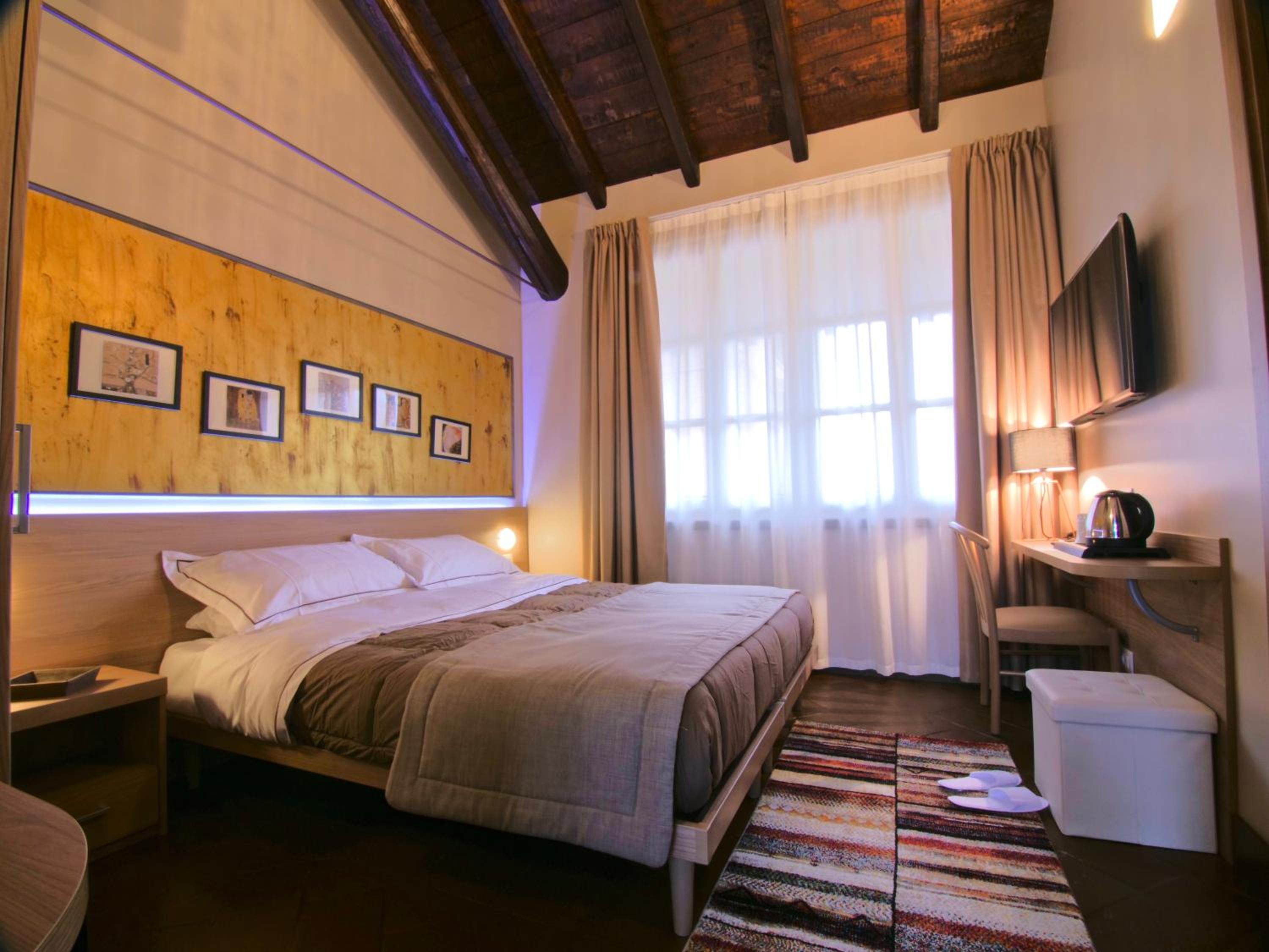 Large Double Room photo 1