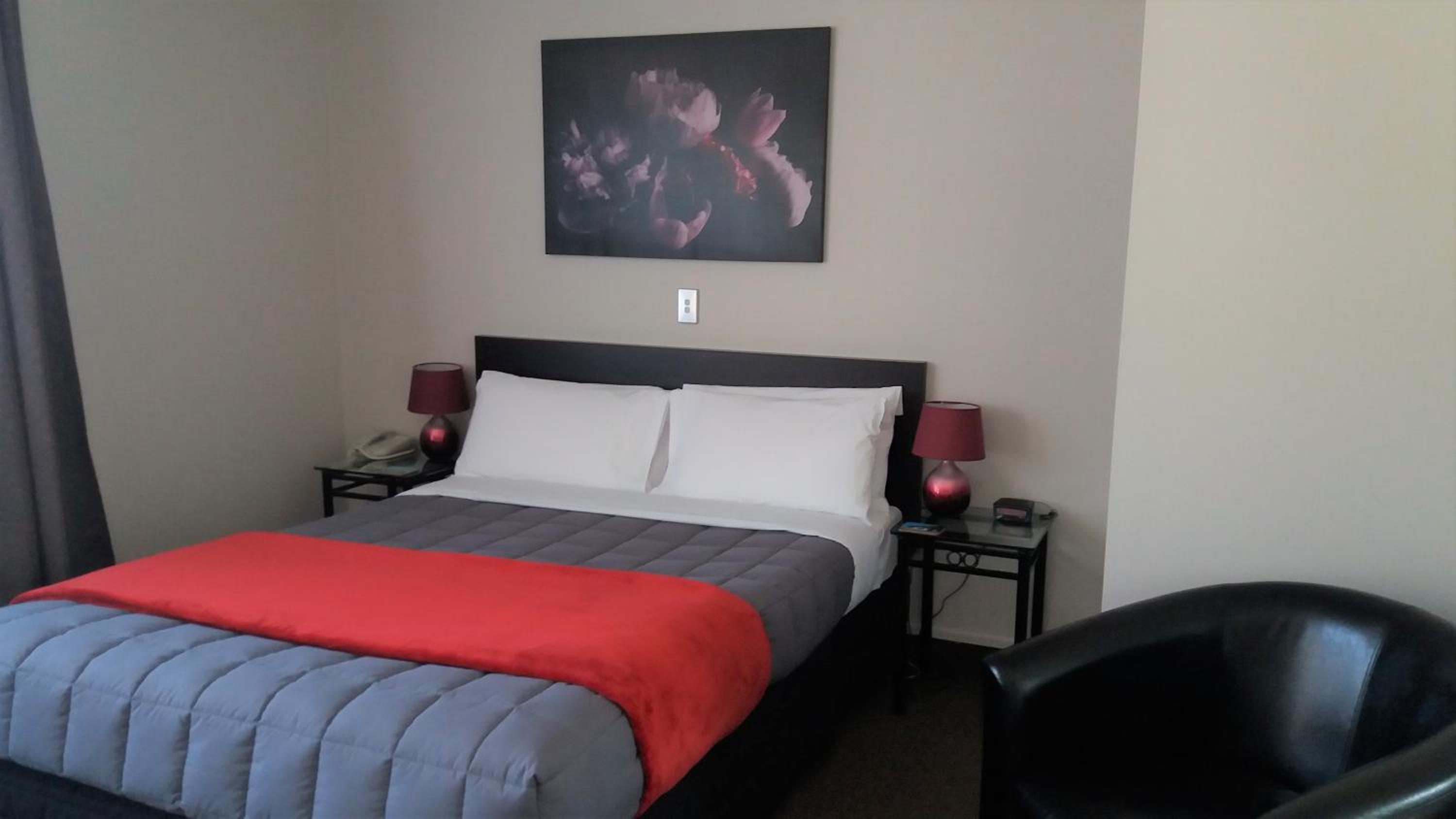Queen Room photo 1