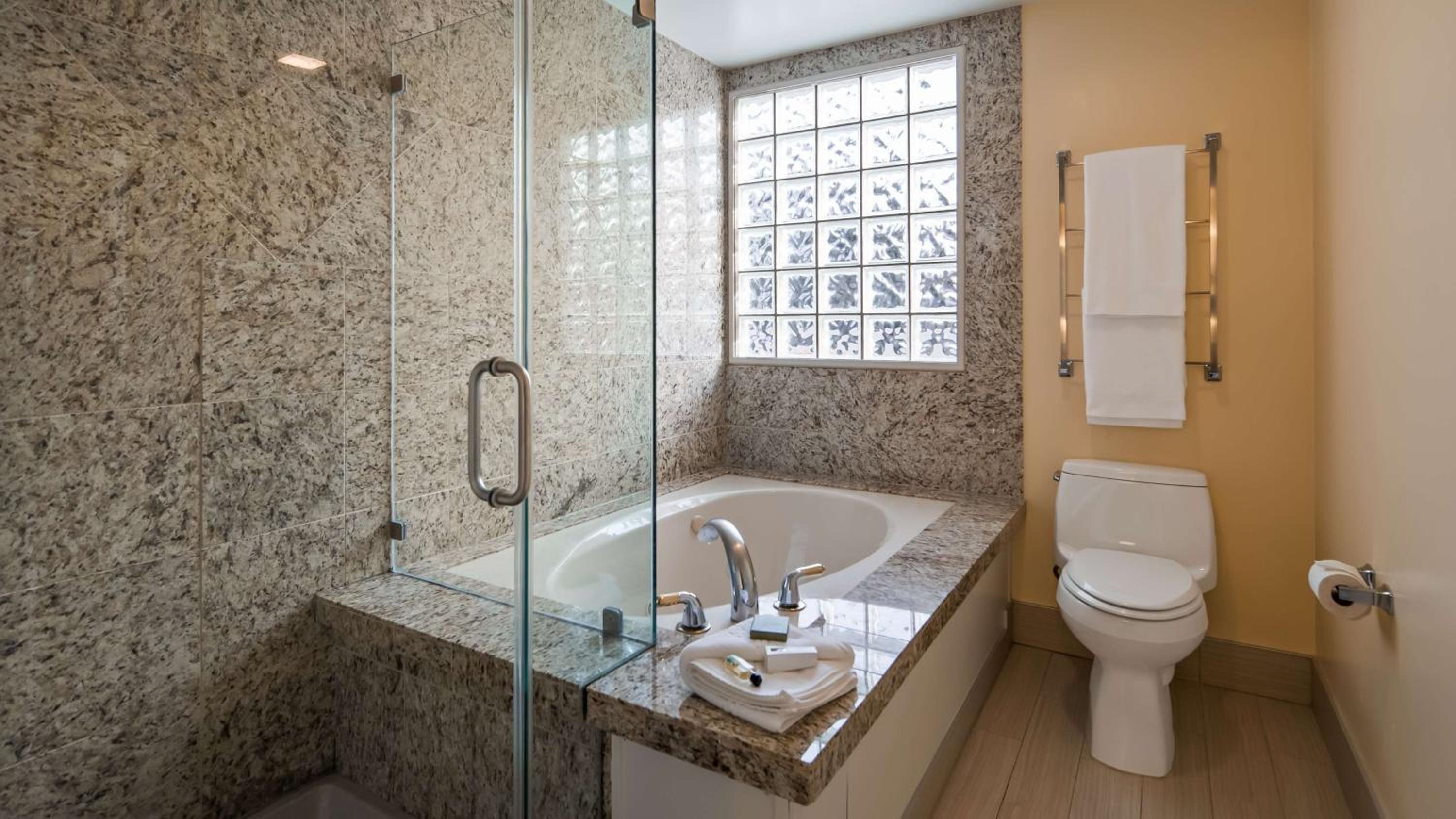 King Suite with Sofa Bed and Whirlpool - Nonsmoking - Photo 4