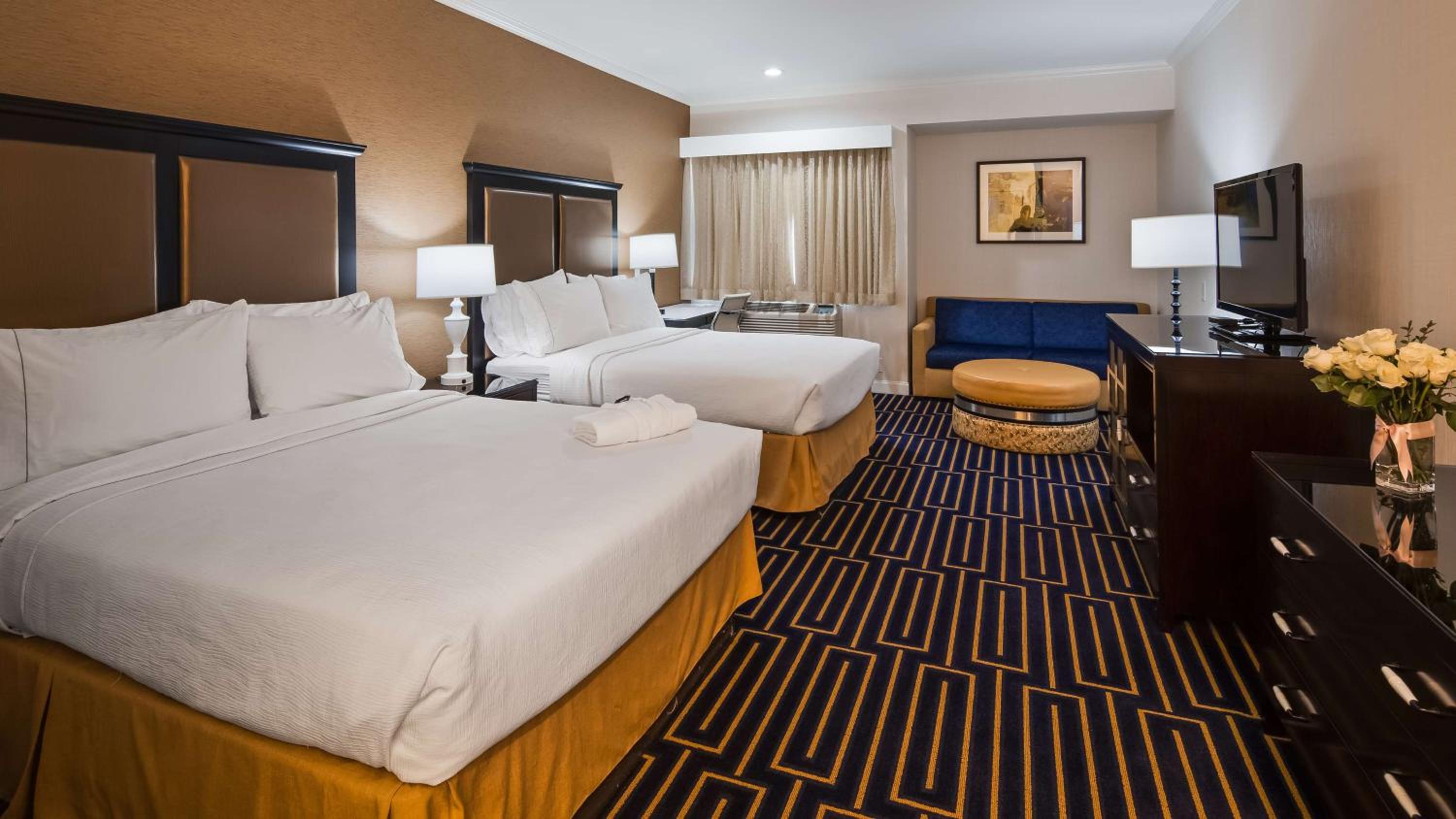 Queen Suite with Two Queen Beds and Sofa Bed - Non-Smoking - Photo 1