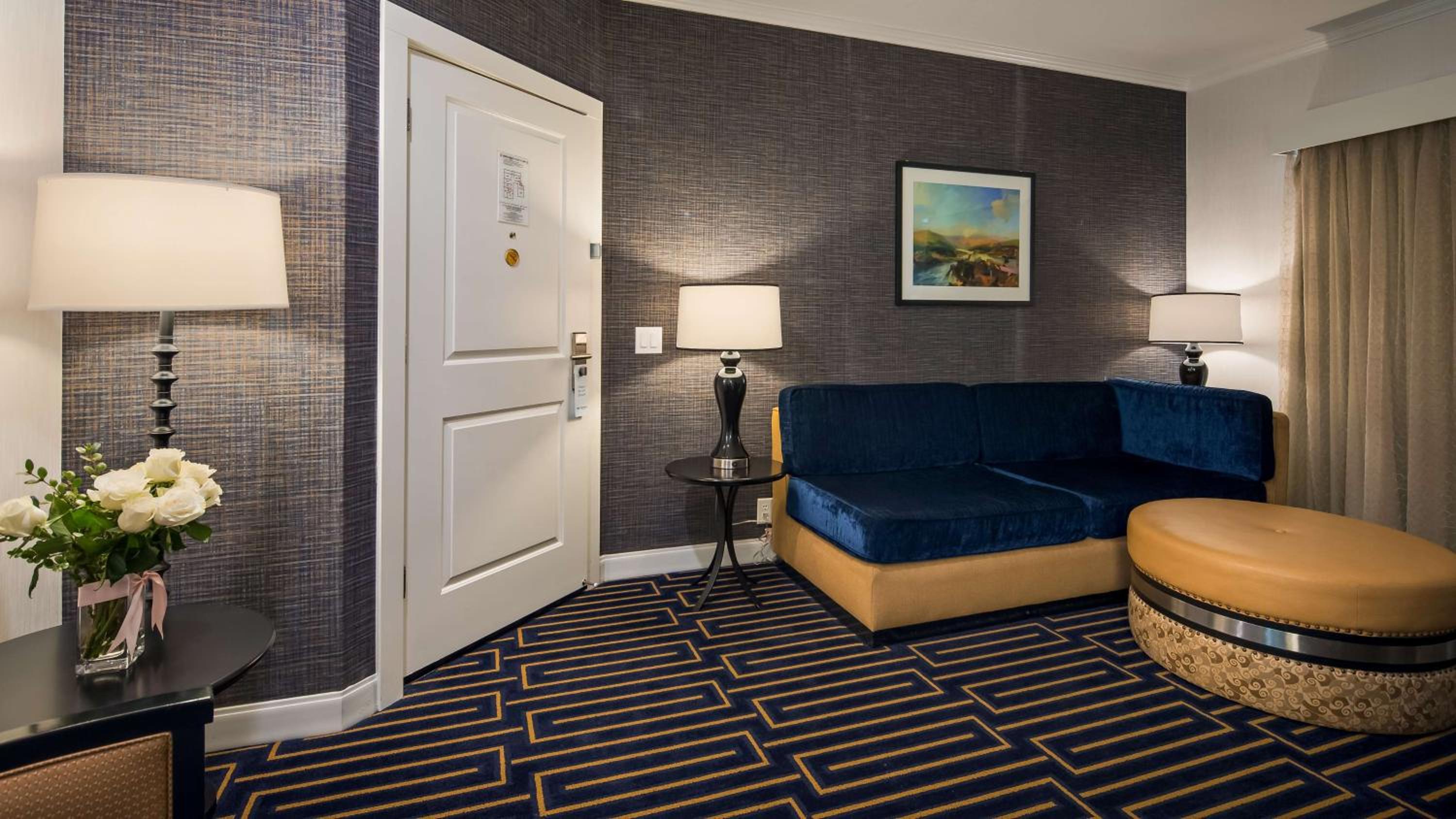 King Suite with Sofa Bed and Whirlpool - Nonsmoking - Photo 3