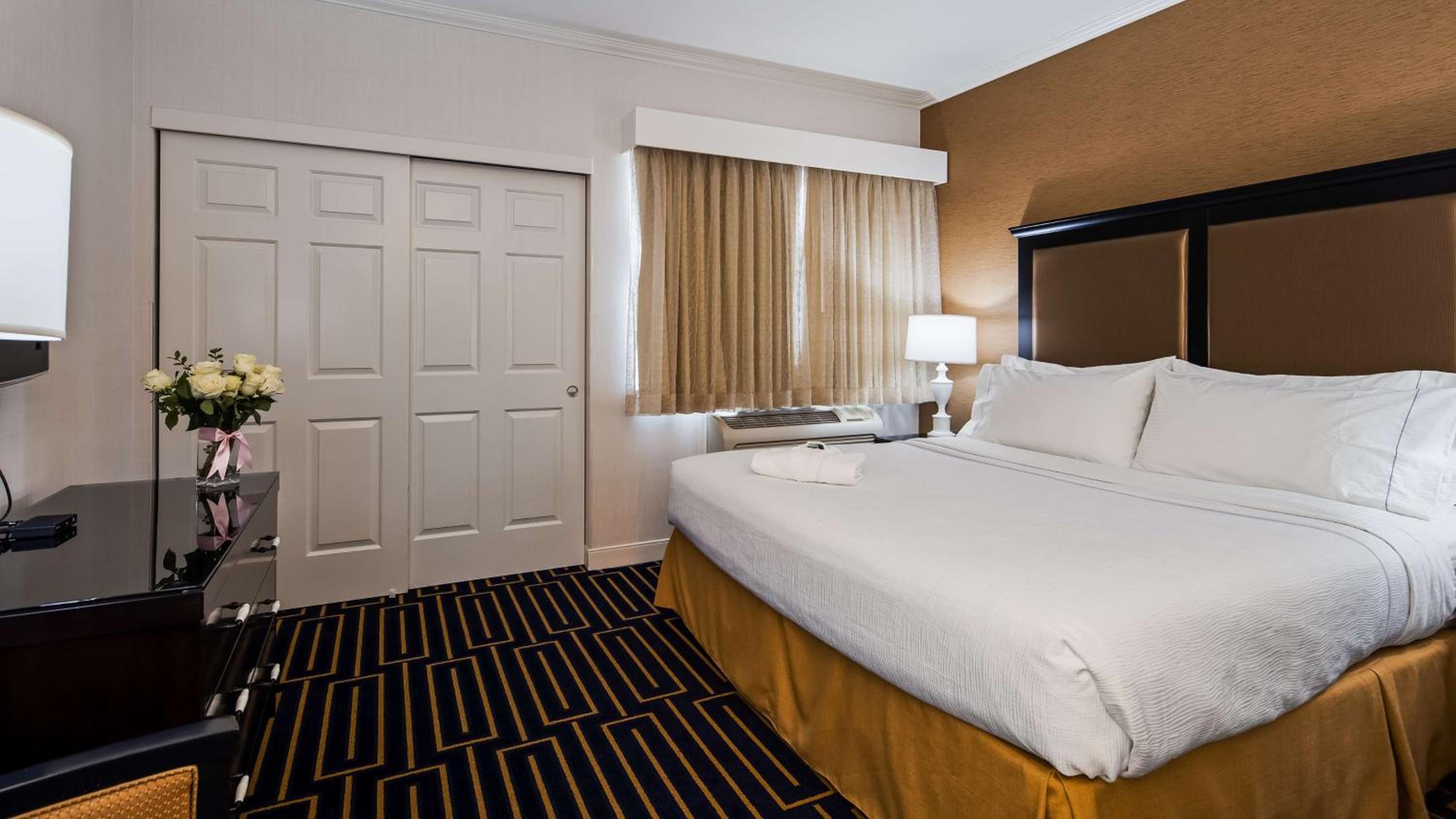 King Suite with Sofa Bed and Balcony - Non-Smoking - Photo 1