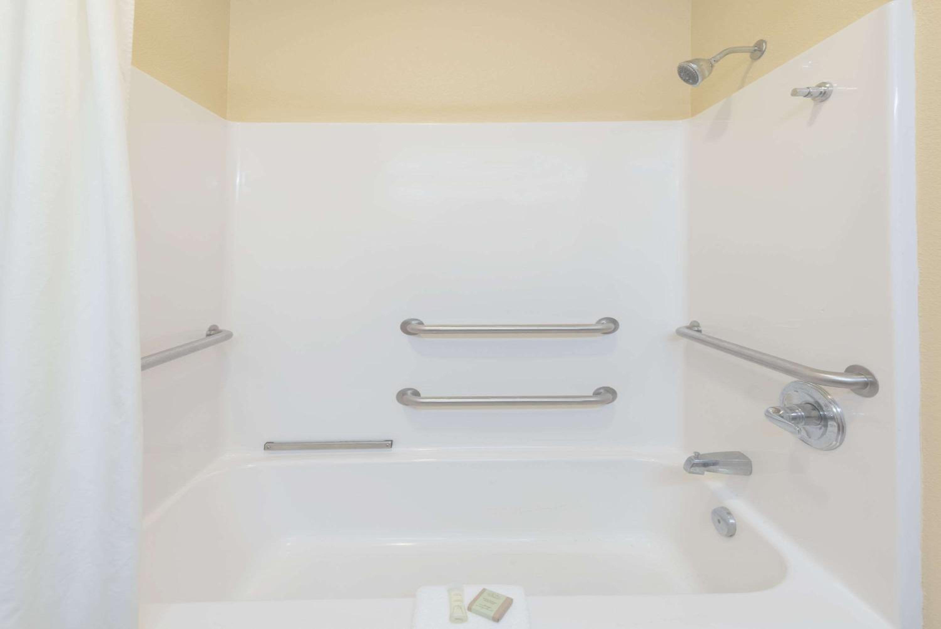 2 Queen Beds Room - Disability Access/Non-Smoking - Photo 3