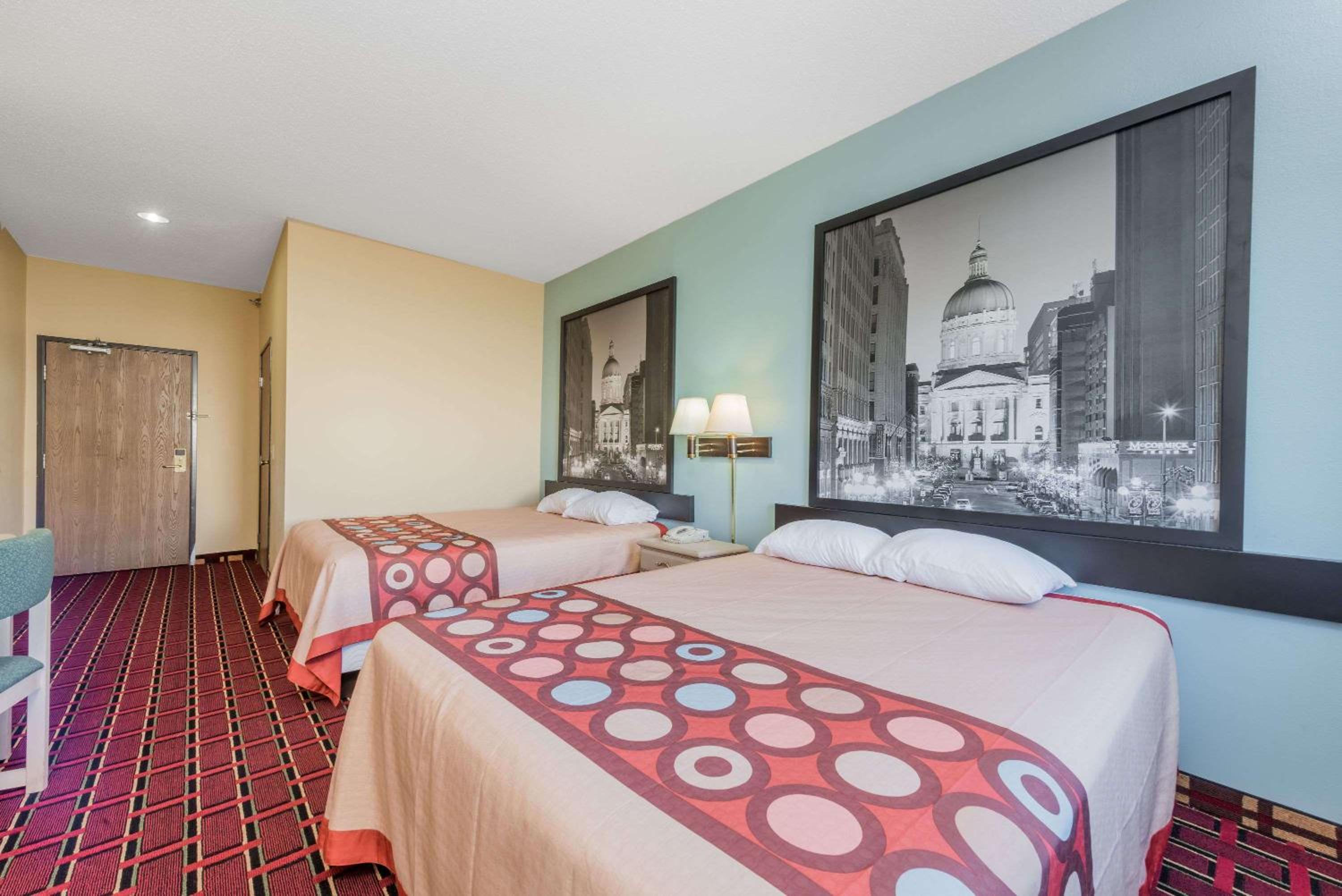 Queen Room with Two Queen Beds - Non-Smoking - Photo 3
