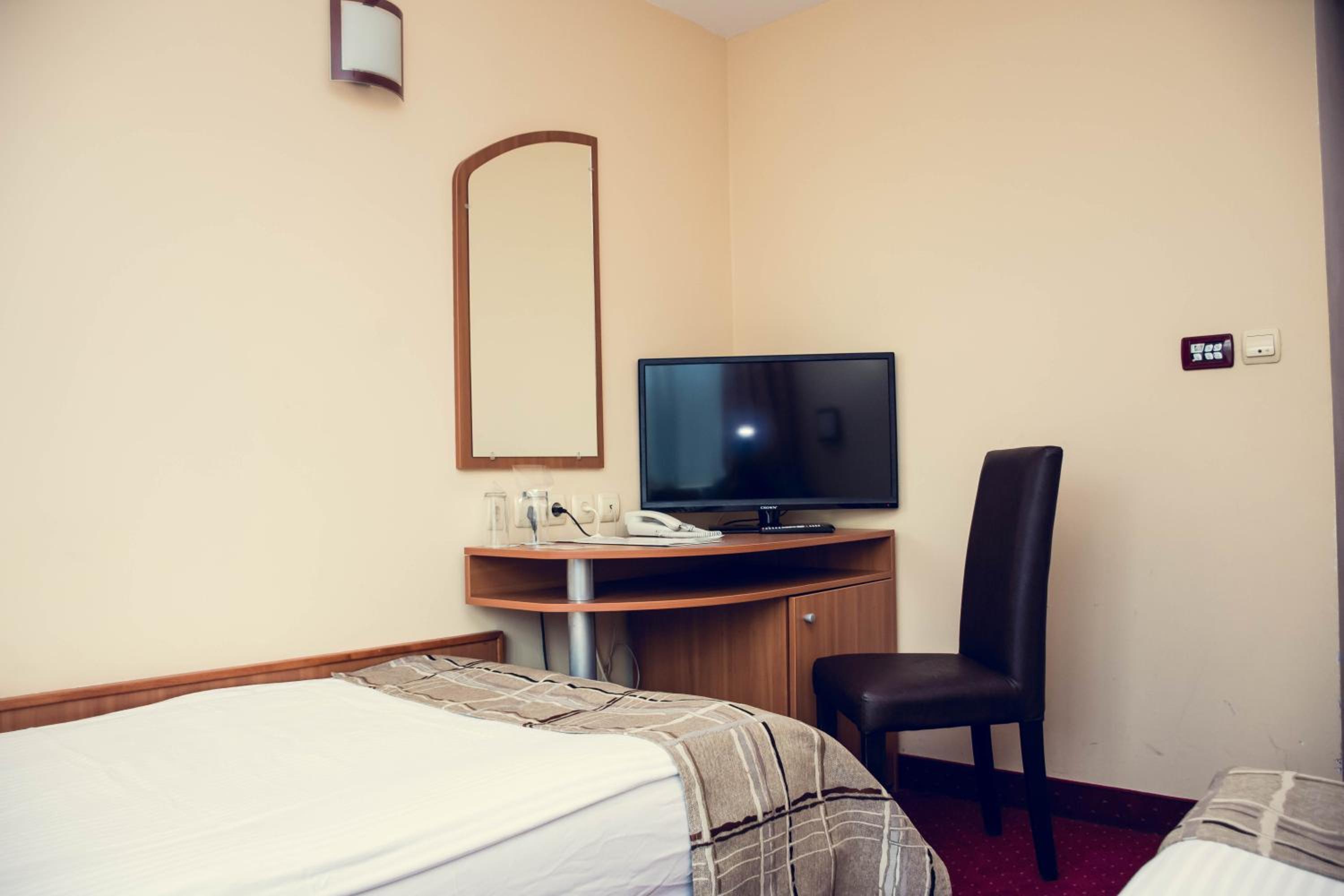 Economy Twin Room photo 2
