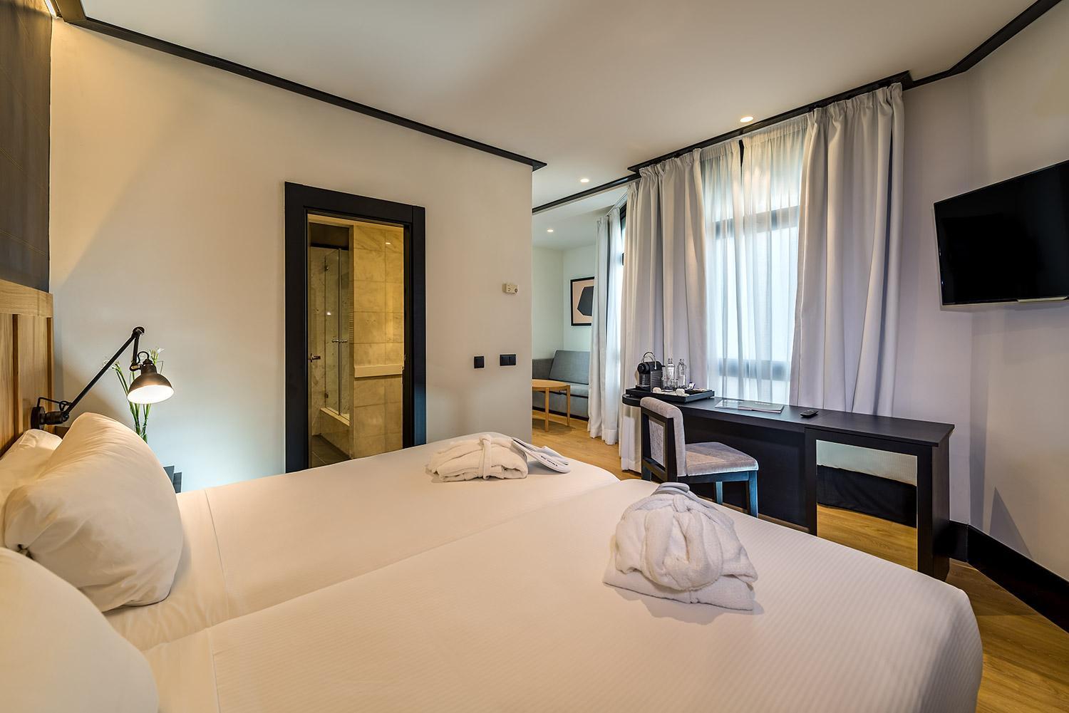 Deluxe Room (2 Adults + 1 Child)