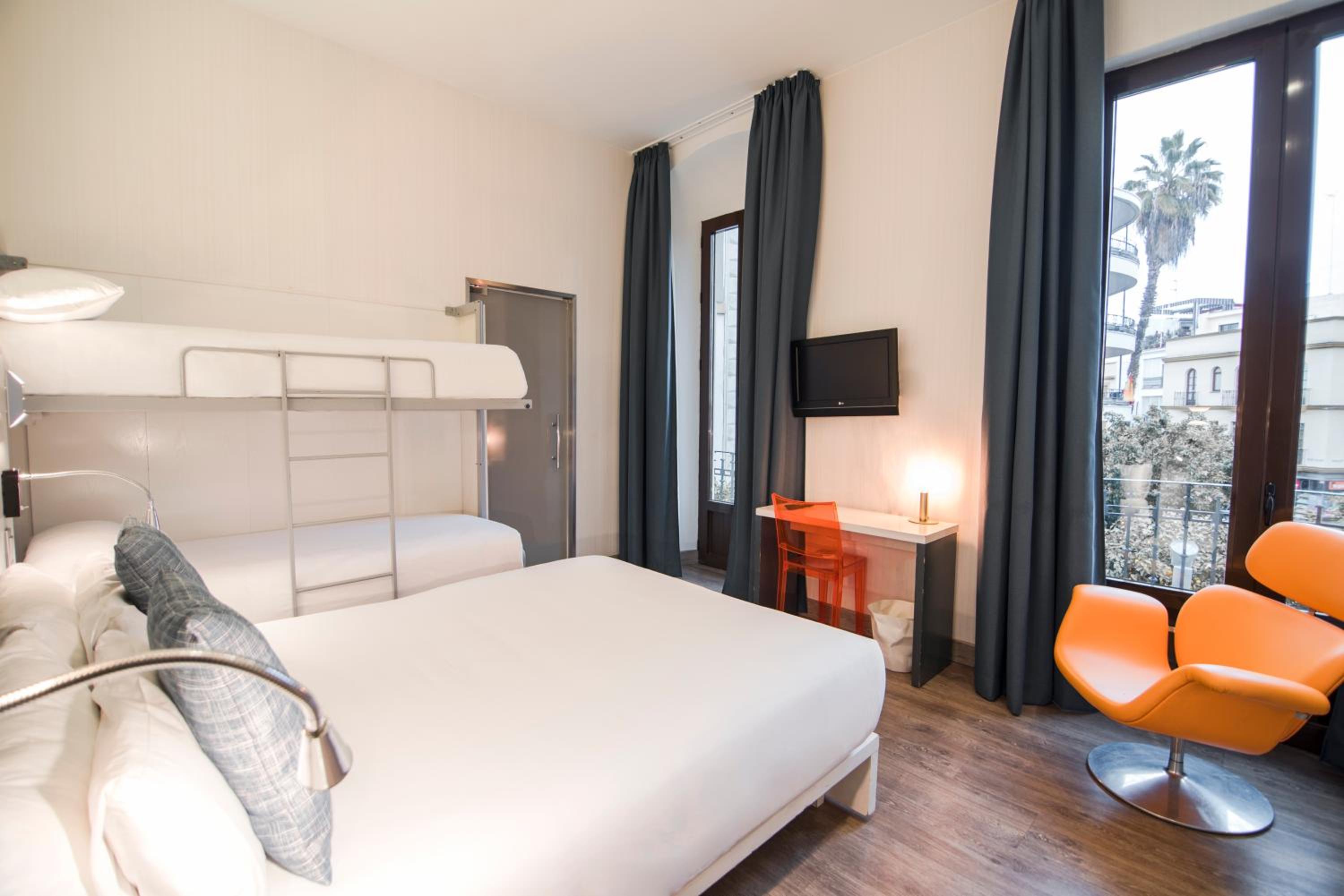 Quadruple Room - Photo 7