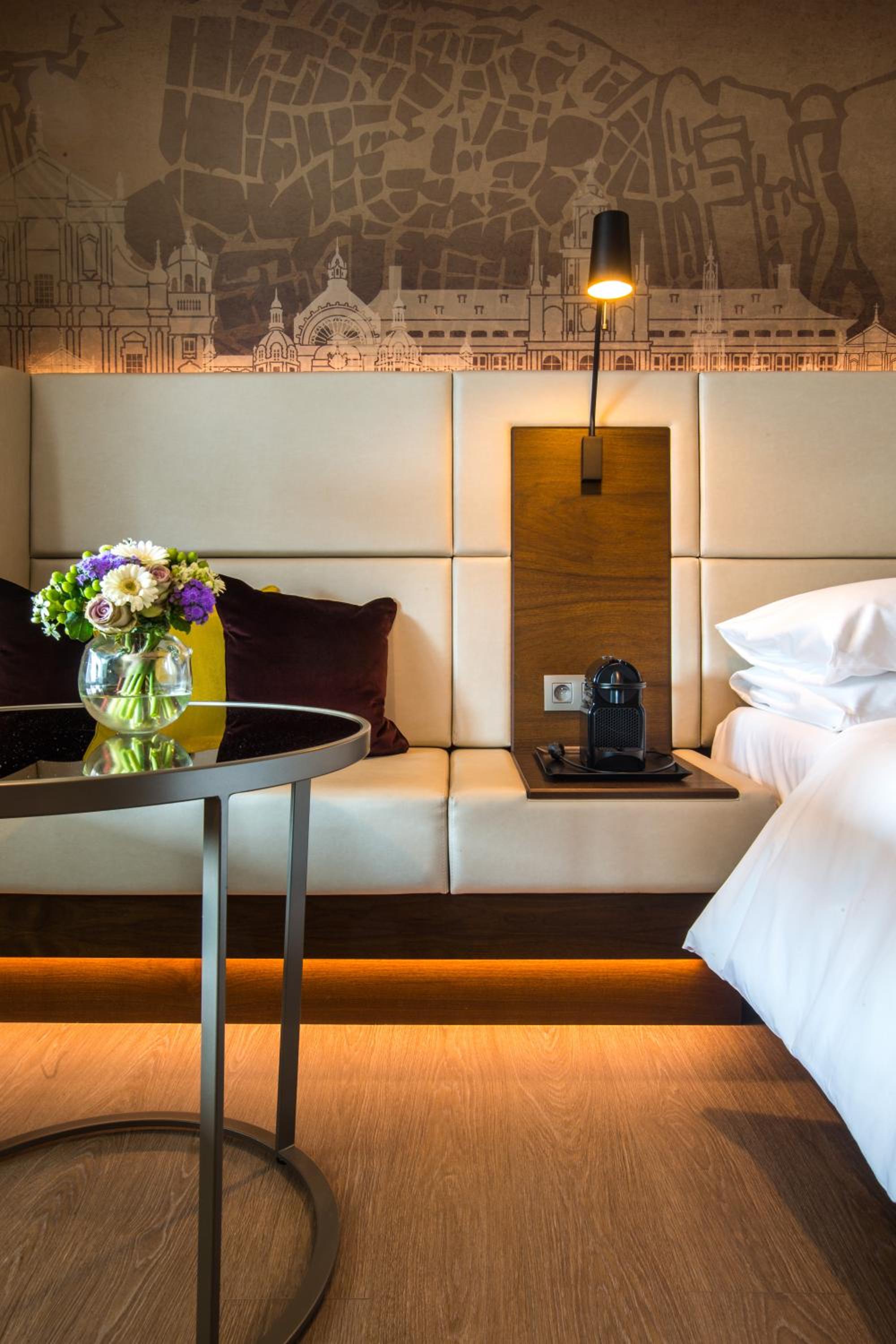 Junior Suite with City View thumbnail 5