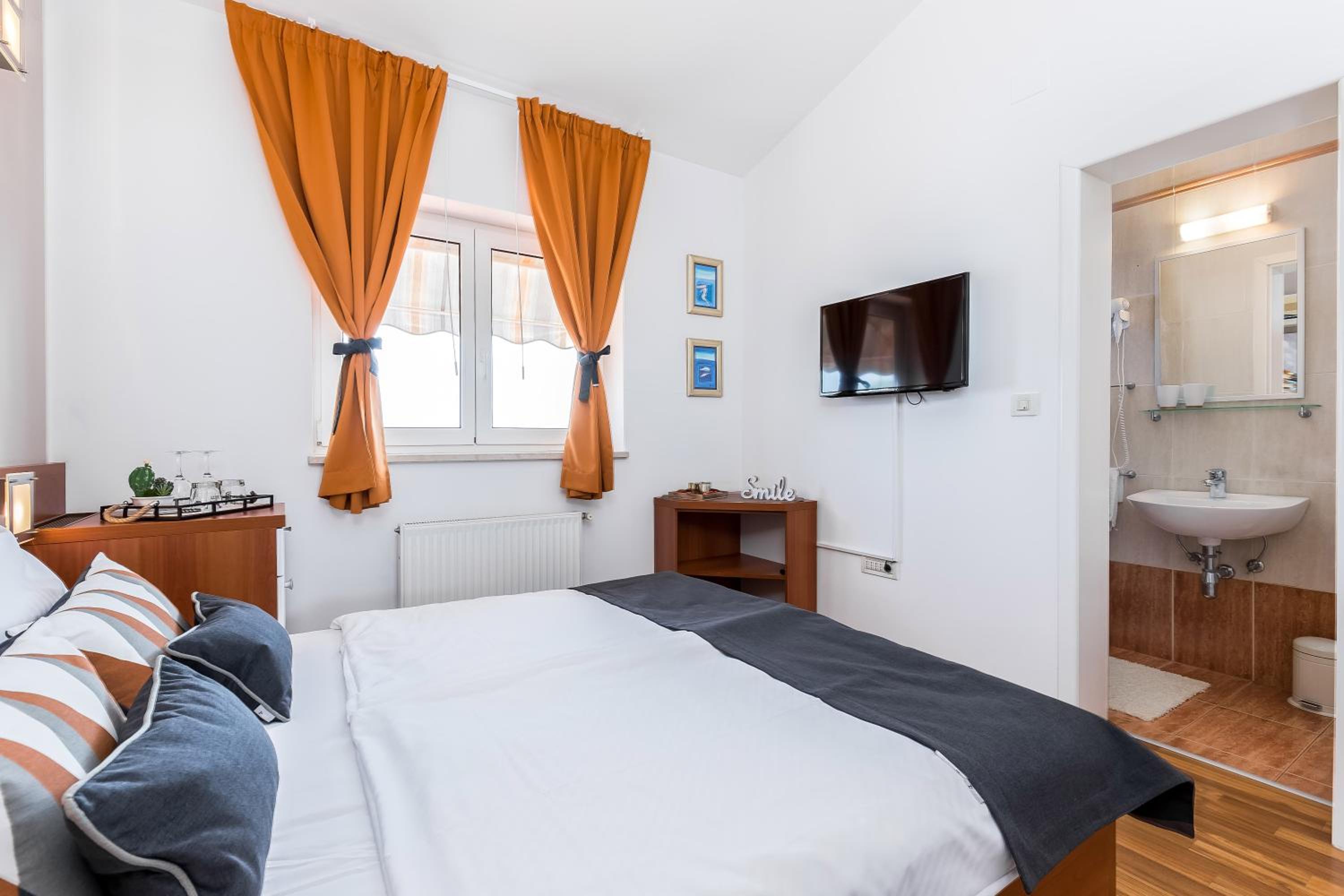 Small Double Room - Photo 4